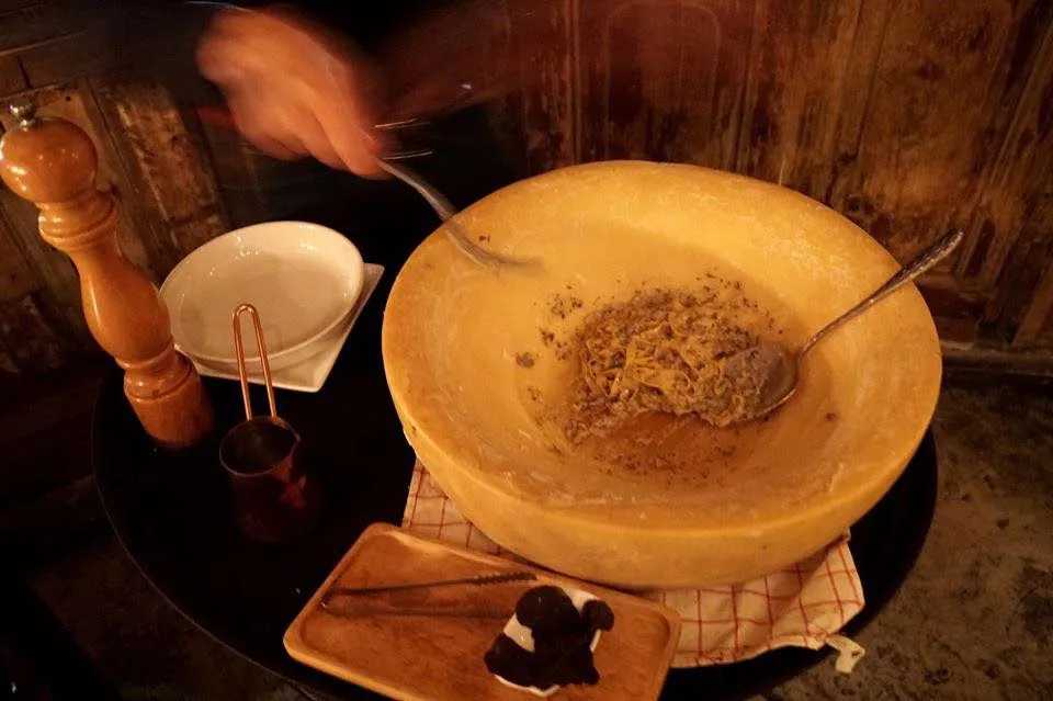 Truffle Fettuccine (690++) Cooked in Parmesan cheese ทางร้านจะคลุกในชีสวีลแบบนี้