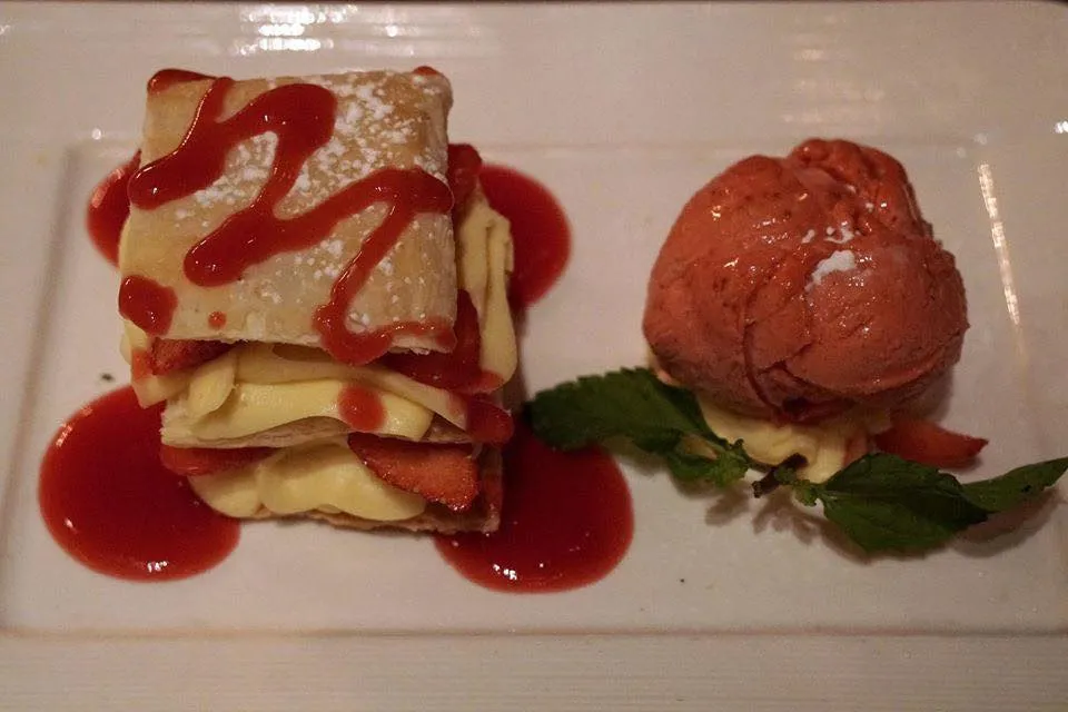 Strawberry Millefeuille (290++) Layering puff pastry with whipped cream and fresh strawberries แม้ว่าเป็นร้านอาหารอิตาเลียนเเต่ที่นี่ก็มีเค้กชั้นหรือมิลเฟยแบบฝรั่งเศสให้ชิม และที่สำคัญทำออกมาได้รสชาติกีเลยทีเดียว เเป้งกรอบ เนื้อครีมเนียน นุ่ม หวานพอเหมาะ ตัดกับซอสสตรอเบอร์รี่และรสเปรี้ยว ยังมีไอศกรีมเกรปฟรุตสีชมพูทานตัดร้อนเย็น อร่อยมาก ๆ (13/20)