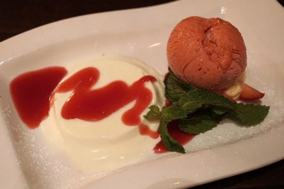 Homemade Panna Cotta (220++) Homemade panna cotta & pink grapefruit sorbet sauce พานาคอตต้าทำเองเนื้อนุ่ม เเต่เสิร์ฟมายังไม่เซ็ตตัวเท่าไหร่ (ดูจากรูปก็รู้) ปริมาณพานาคอตต้าที่เป็นพระเอกให้มาน้อยเกินไปจนทานหมดก่อนไอศกรีมเสียอีก ตัวไอกรีมรสหวานอมเปรี้ยว อร่อยใช้ได้เลย (12/20)