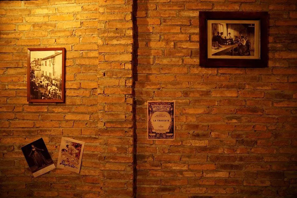 ตัวร้านตกแต่งสไตล์ย้อนยุค ใช้ผนังอิฐเปลือย มีโปสเตอร์และรูปของโฆษณายุคเก่า