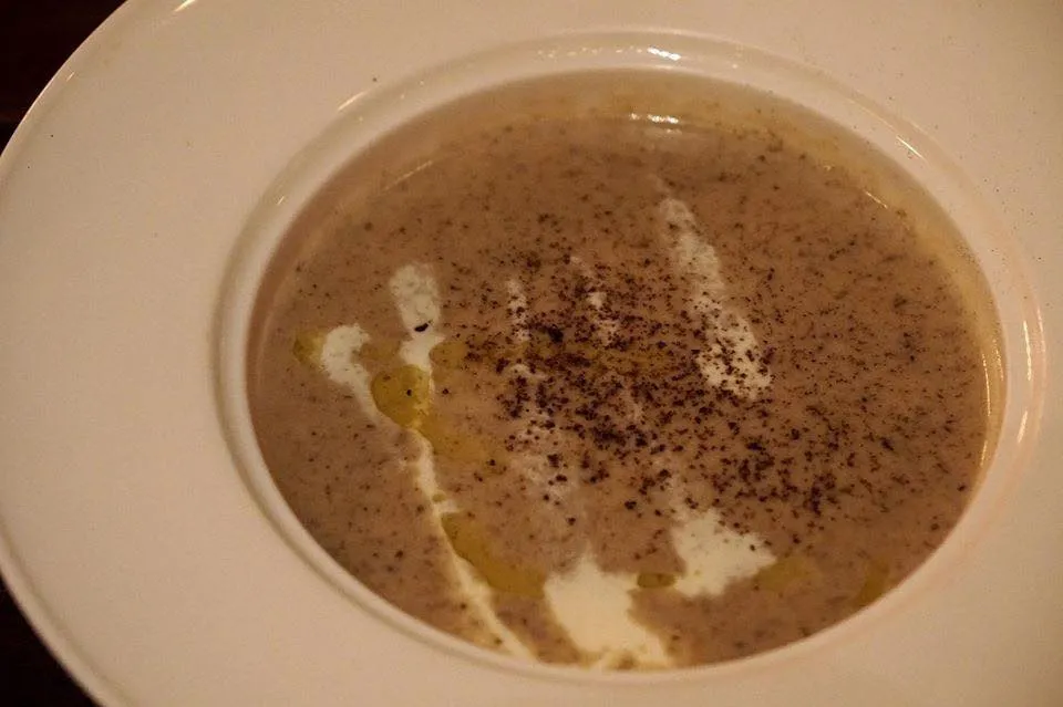 Mushroom & Truffle Soup (390++) Shitake & porcini mushrooms, shallots black truffle paste, potatoes, cream & truffle oil ซุปเห็ดเนื้อเนียนใช้ได้เลย แต่มีรสชาติหวานนำมากไปหน่อย กลิ่นทรัฟเฟิลยังไม่ออกเท่าที่ควร โรยพริกไทยช้างบนช่วยให้รสดีขึ้นบ้าง แต่ก็ยังมีรสหวานเด่นจนกลบรสอื่นอยู่ดี (10/20)