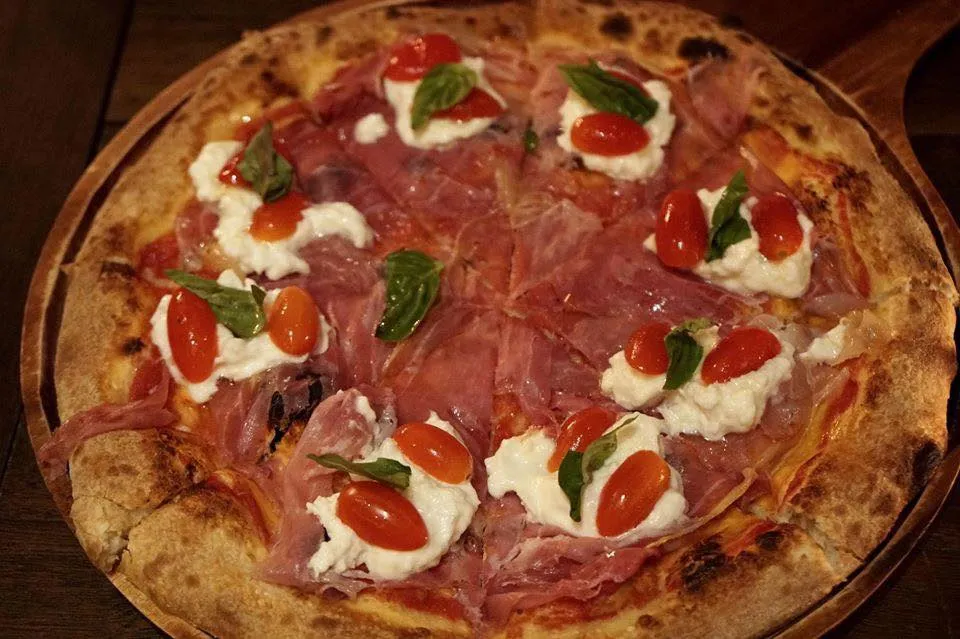 Mascarpone Tartufo (520++) Mascarpone, mozzarella, black truffle, white truffle, rucola, caramelized onions, San Daniele ham พิซซ่าหน้ามัสคาโปนทรัฟเฟิลก็เจอปัญหาเดียวกับซุปคือกลิ่นทรัฟเฟิลที่ยังไม่ค่อยออกเท่าไหร่ มะเขือเทศเชอรี่แข็งมากไป เราประทับใจที่ร้านใส่ caramelized onion มาเนื่องจากกลิ่นของหอมจะไปบดบังกลิ่นของทรัฟเฟิลและชีสที่ควรจะเด่นไปจนเกือบหมด (10/20)