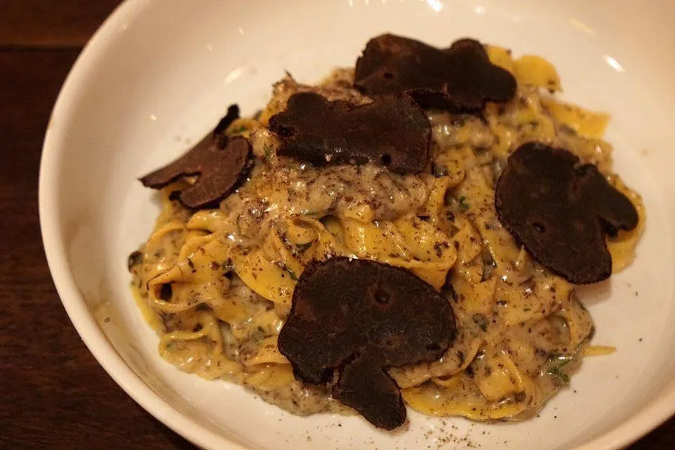 Truffle Fettuccine (690++) Cooked in Parmesan cheese เฟตตูชินี่ทรัฟเฟิล เส้นเฟตตูชินี่ที่ทางร้านทำเอง ผัดกับซอสครีมในพาเมซานชีสขนากใหญ่ พร้อมทรัฟเฟิลสไลด์ด้านบน จานนี้ถือว่าอร่อยที่สุดในมื้อนี้เเล้ว พาสต้าสุกกำลังพอดี ซอสครีมเนื้อเนียน มีรสเค็มของพาเมซานพอเหมาะ กลิ่นทรัฟเฟิลออกมาหอมใช้ได้ถือว่าคุ้มค่ากับราคาที่ตั้งไว้ (12/20)