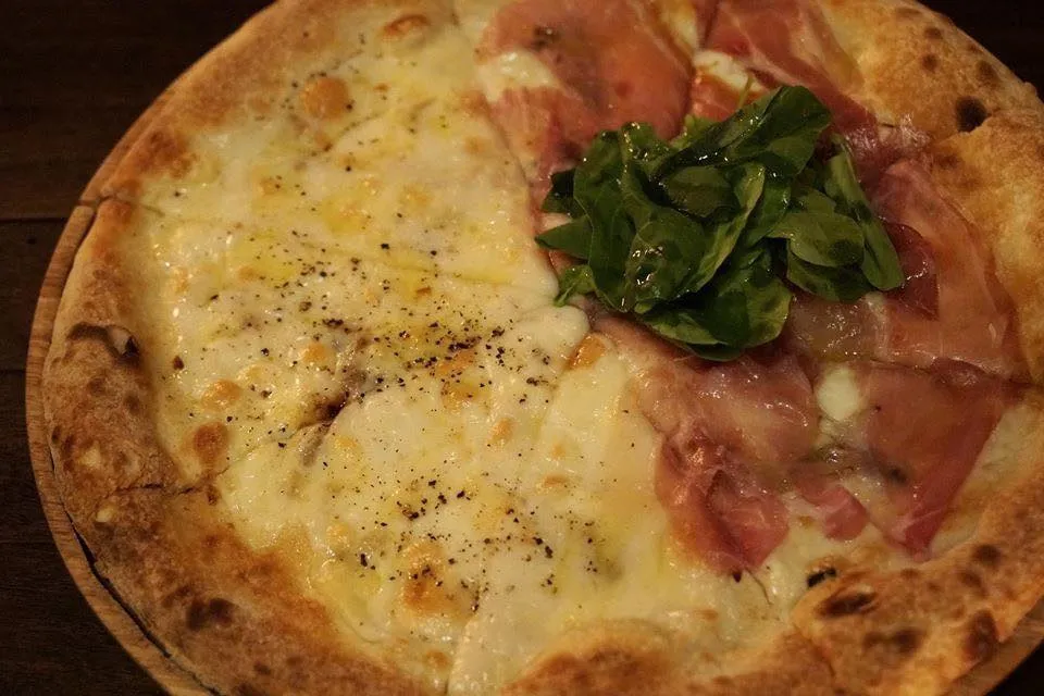 Pizza Cantina (450++) Pancetta sausage, mushrooms, white truffle oil เมนูพิซซ่าเเนะนำของทางร้านคือพิซซ่าแคนทิน่าที่เราสั้งมาครึ่งเดียวข้างบนเป็นหน้าไส้กรอก ทานกับเห็ดเเละน้ำมันไวท์ทรัฟเฟิลที่กลิ่นไม่แรงเท่าไหร่ ข้างบนมีร็อกเก็ต สำหรับเราในพิซซ่าสามอย่างอันนี้ถือว่ารสชาติดีที่สุด (12/20)
