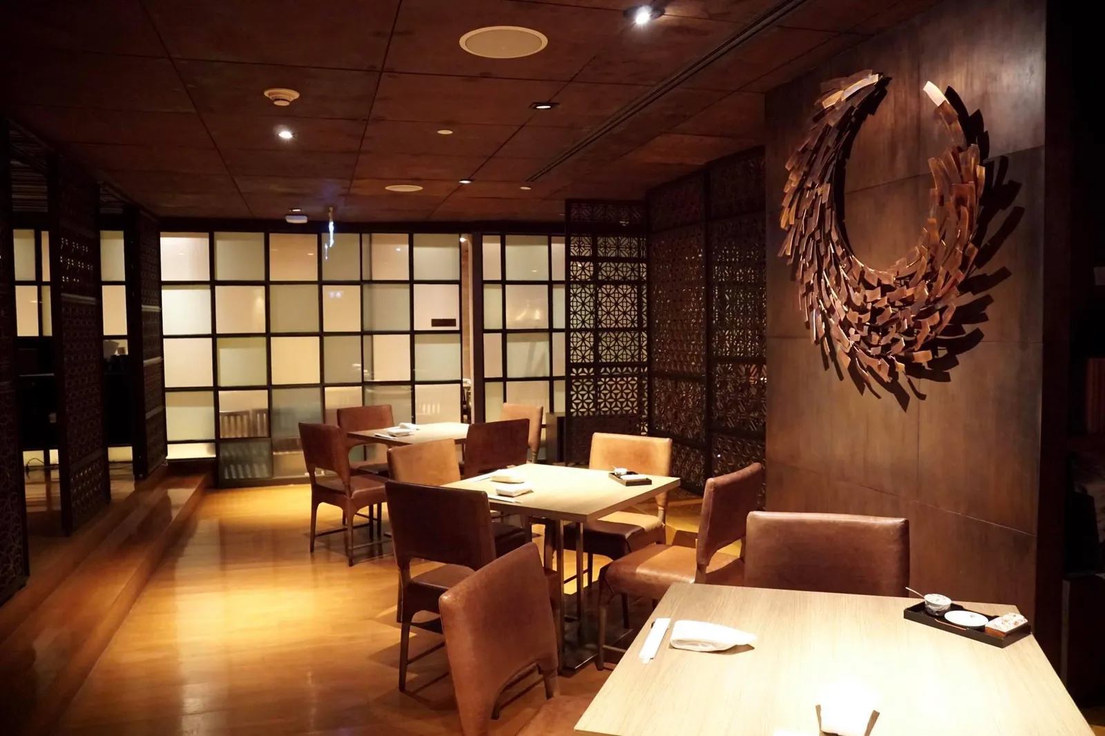 ด้านในตกแต่งแบบญี่ปุ่นร่วมสมัยเนื่องจากทางร้านเพิ่งปรับปรุงครั้งใหญ่ไปเมื่อปีก่อน