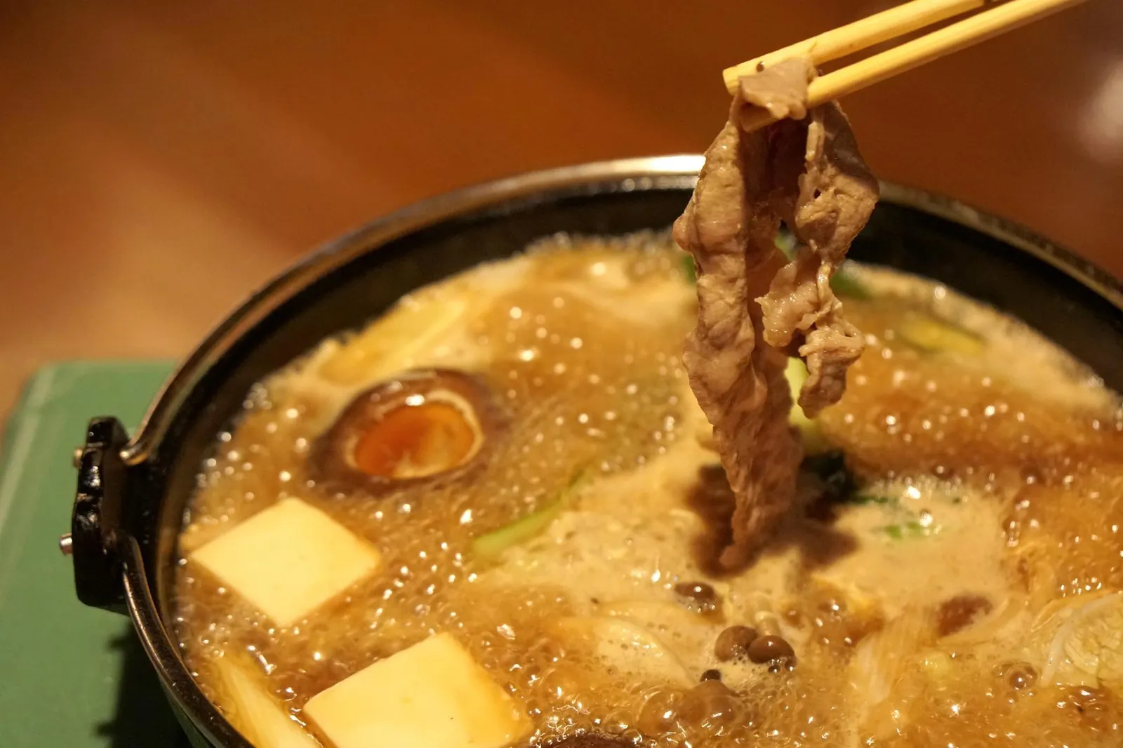 Sukiyaki Thinly sliced meat and vegetables, cooked table side in a sukiyaki hot pot เมนูไฮไลท์ของวันนี้คือนาเบะ เราเลือกสั่งเป็นสุกี้ยากี้ ทางร้านจะนำหม้อไฟมาเสิร์ฟ ต้มนำจนเดือนบนโต๊ะต่อหน้าเราเเล้วใส่เครื่องต่างๆลงไป รสของน้ำซุปมีรสหวานปนเค็มอ่อนๆ กลมกล่อมมากๆ มีกลิ่นหอมอโรม่าแบบญี่ปุ่นสุดยอดมากๆ (12/20)