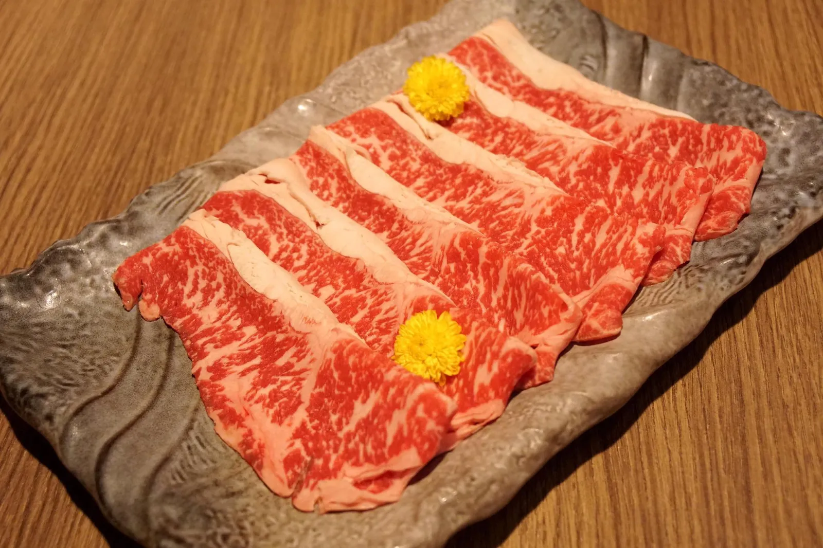 Australian wagyu beef (150g) (1200++) เนื้อวัววากิวออสเตรเลียขนาด 150 กรัม เนื้อมีลายมันกำลังดี มีกลิ่นหอมเนื้อใช้ได้ พอเอามาลวกเพื่อทำสุกี้เเล้วเนื้อนุ่มกว่าย่างหรือทำสเต๊กมากๆ (12/20)