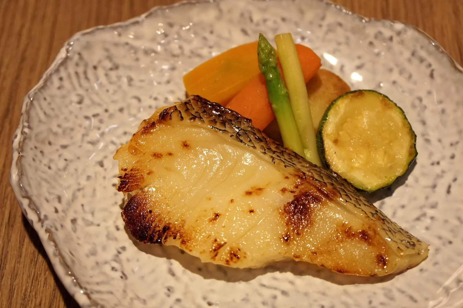 Mutsu saikyo zuke sumibi yaki (750++) Charcoal grilled miso marinated snow fish served with boiled vegetables เมนูซิกเนเจอร์ประจำร้านคือฟิลเลท์ปลาหิมะเนื้อนุ่ม ย่างมาสุกพอดี ด้านนอกเกรียม หอม แต่ไม่แข็ง มีความฉ่ำของเนื้อข้างใน ความสุดยอดคือการหมักซอสมิโสะเเทรกซึมเข้าถึงเนื้อใน มีรสหวานเค็มช่วยชูรสหวานธรรมชาติของเนื้อปลาให้เด่นชัดมากยิ่งขึ้น ทานสลับกับผักต้มคือแครอท ฟักทอง แตงกวา หน่อไม้ฝรั่ง รสชาติดูดีกว่าหน้าตามากๆ ถือเป็นเมนูที่ไม่ควรพลาดด้วยประการทั้งปวง (13/20)