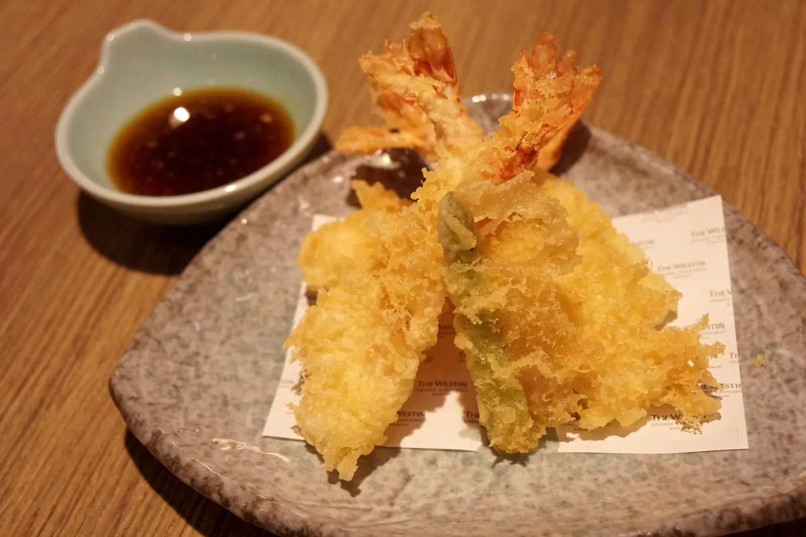 Ebi tempura (350++) Prawn tempura กุ้งเทมปุระ เมนูง่ายๆเเต่ทางร้านทำออกมาได้ดี เชฟทอดมาแป้งข้างนอกฟูกรอบ สีเหลืองสวยงาม ไม่อมน้ำมัน เนื้อกุ้งเเน่น หวาน น้ำจิ้มรสไม่เค็มเกินไป มีหน่อไม้ฝรั่งชุบแป้งมาให้ด้วยหนึ่งชิ้น เป็นเมนูเบสิคที่ทำออกมาอร่อยใช้ได้เลย (12/20)