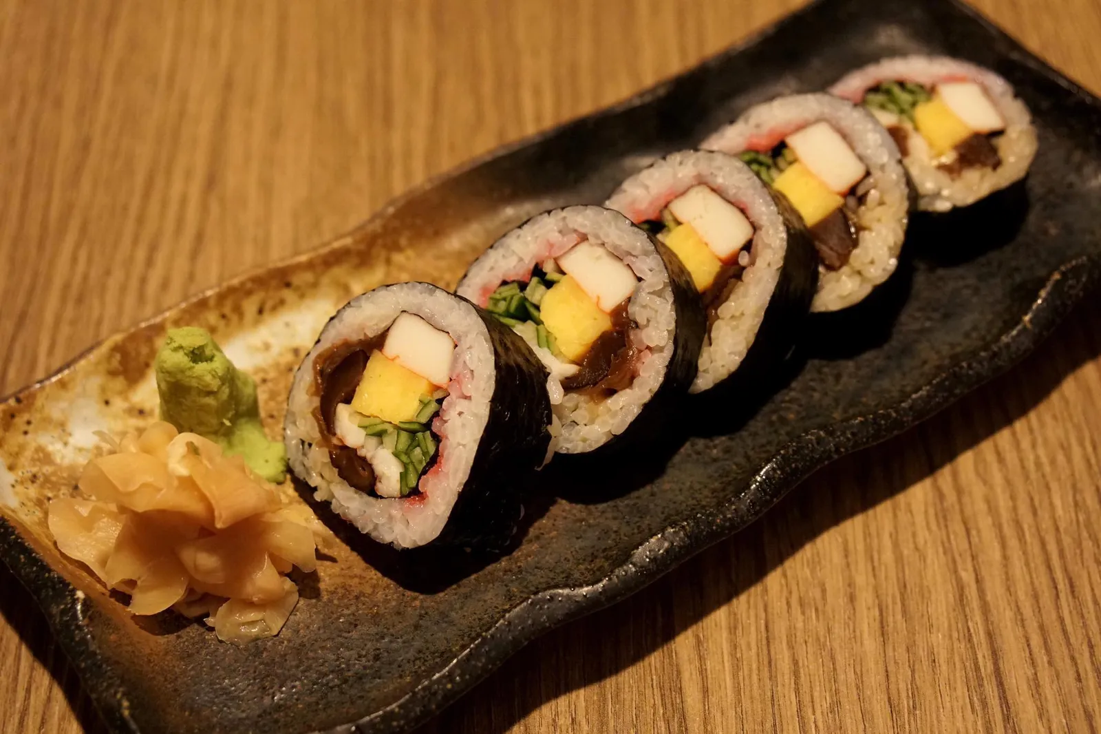 Futo maki (260++) Boiled prawn, sweet omelet, simmered gourd, flavored shitake mushroom, cucumber and fish flakes ฟูโตะ มากิ ซูชิโรลคลาสสิค ภายในมีกุ้งต้ม ไข่หวาน เห็ดชิทาเกะ เห็ดอื่นๆ แตงกวา และเนื้อปลา นำมาม้วนเป็นโรล ทุกองค์ประกอบที่ว่ามามีรสชาติเป็นของตัวเอง มีรสหวานของไข่ กุ้ง เนื้อสัมผัสของเเตงกวากรอบ ไม่มีกลิ่น ทานกับวาซาบิหรือน้ำจิ้มโชยุก็อร่อยไม่แพ้กัน (13/20)