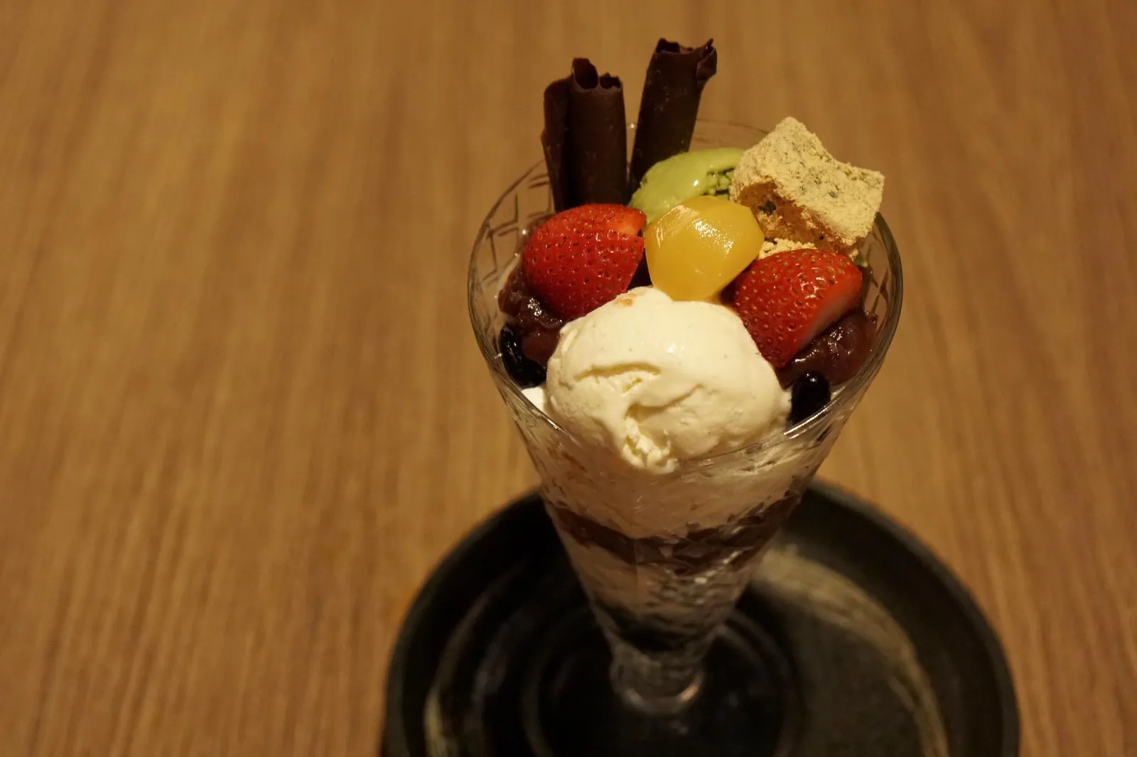 Wa parfait (220++) Japanese style parfait, vanilla and green tea ice cream, red bean paste, rice cake, topped with fruit ไอศกรีมพาเฟ่ท์สไตล์ญี่ปุ่นด้านในเป็นไอศกรีมวานิลลาและชาเขียว ตัวไอศกรีมชาเขียวเนื้อเนียน นุ่ม หอมมากๆ นอกจากนี้มีถั่วเเดง เจลคล้ายวุ้น ช็อกโกแลต และผลไม้ต่างๆ (11/20)