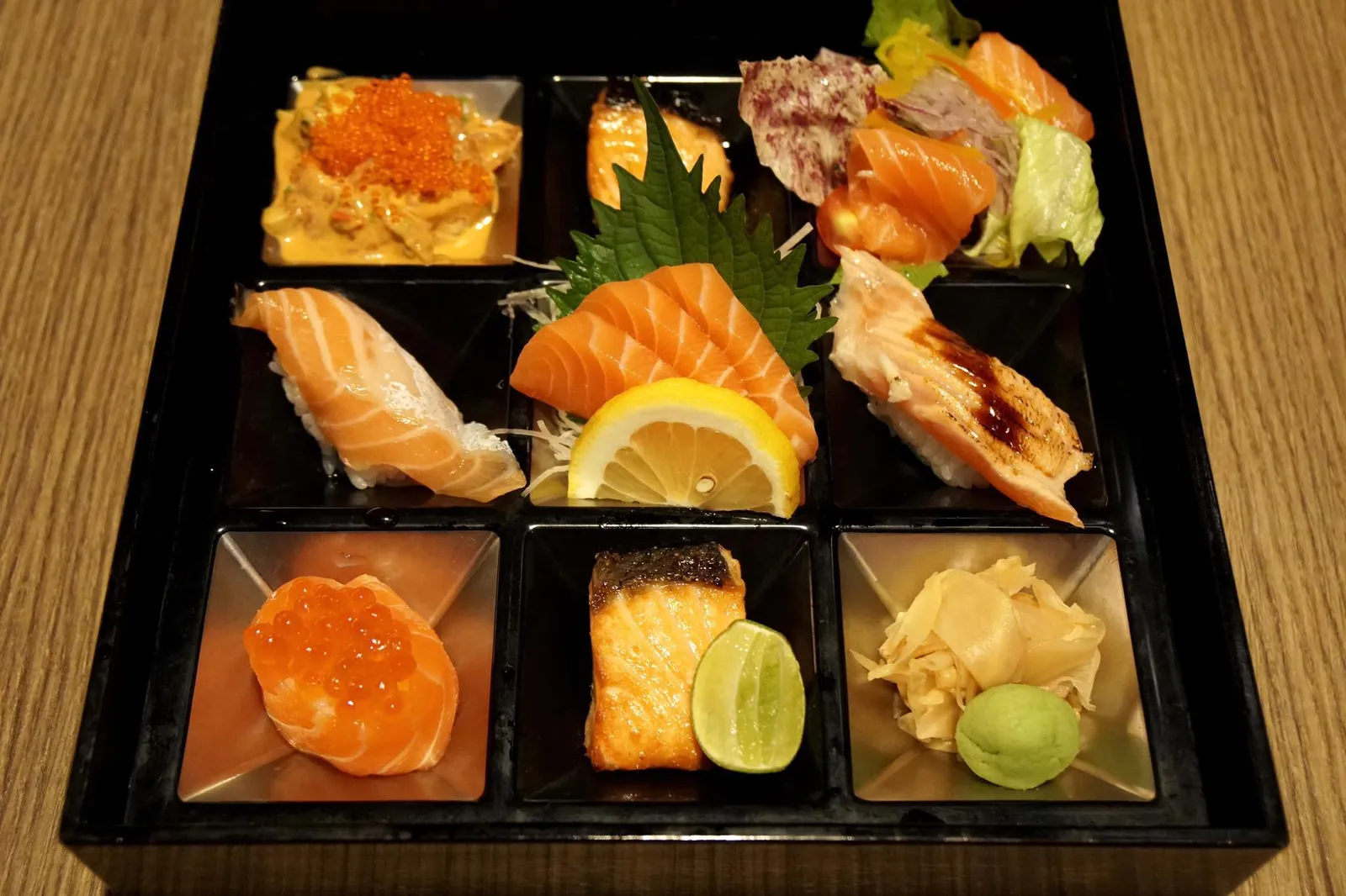 Salmon zukushi box (620++) Salmon lover box สุดยอดเมนูสำหรับคนรักแซลมอนคือแซลมอนเลิฟเวอร์บ๊อกซ์ ที่ประกอบไปด้วยแซลมอน 8 อย่าง แต่มีไฮไลท์คือแซลมอนย่างเกลือ สลัดแซลมอน แซลมอนนิกิริซูชิ ซาชิมิ แซลมอนย่างซอสเทอริยากิ (12/20)