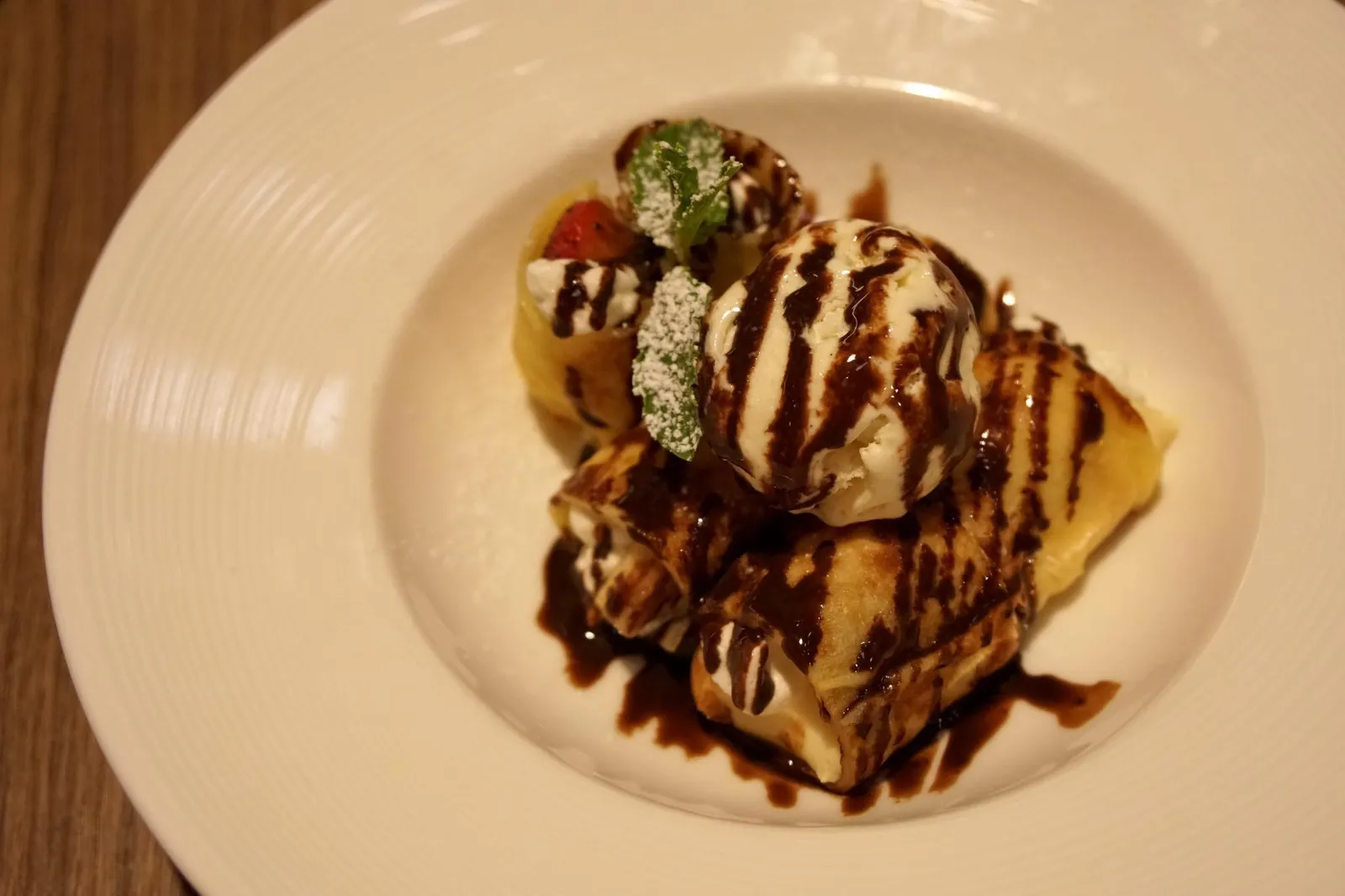 Ichigo, banana, pudding crêpe, vanilla ice cream zoe (230++) 3 kinds of crêpes with strawberry, egg custard and banana, vanilla ice cream and chocolate sauce เครปม้วน แป้งนุ่ม ภายในสอดไส้กล้วยและสตรอว์เบอร์รี่ ทานกับไอศกรีมวานิลลา ราดด้วยซอสช็อกโกแลตด้านบน ถือเป็นขนมหวานคลาสสิค รสชาติออกมาในแบบที่ควรจะเป็น (11/20)