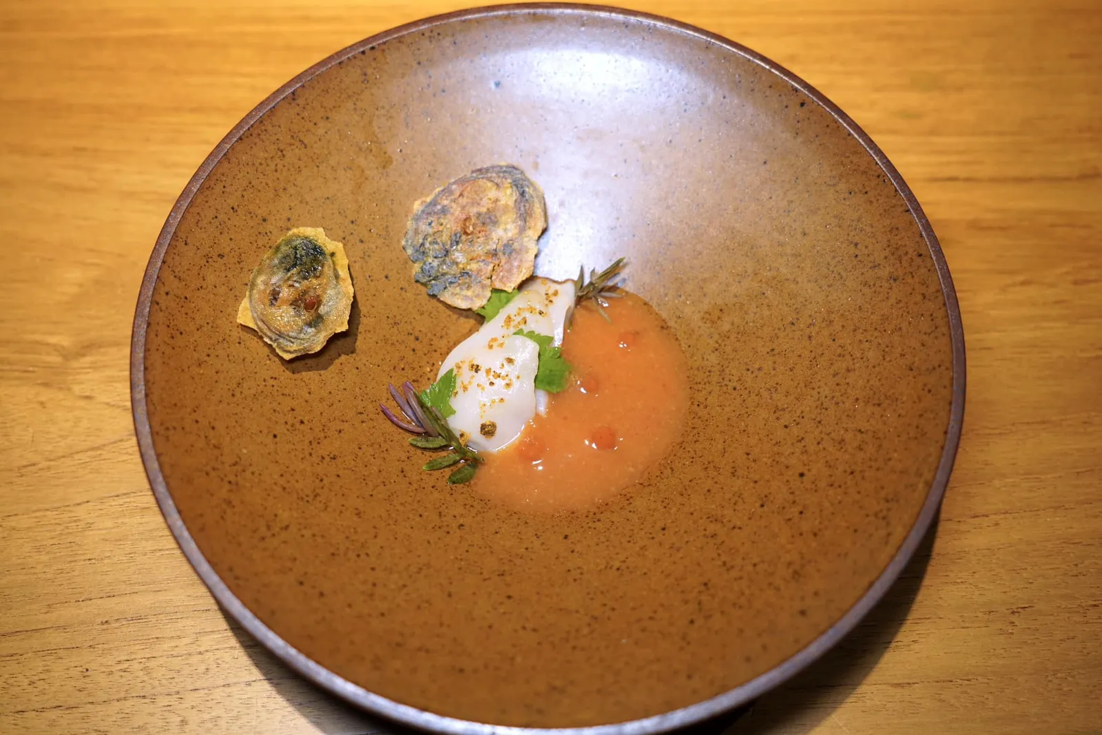 WAY BACK HOMEHIN KGAM CLAMS | RAZOR CLAMS | THAI MUSSELS | THAI OYSTER | JICAMA | GREEN PAPAYA | RHUBARB | SEABITE LEAVES | RED CHILLI PEPPER | GRAPE SKINS | DISTILLED SPIRIT | SAKUNA ROSE WINEจากนั้นเชฟจะราดซอสพริกที่เตรียมมาจากพริก 3 ชนิดคือพริกชี้ฟ้าเหลือง, พริกชี้ฟ้าแดง และพริกขี้หนูนำไปเคี่ยวกับหอยนางรมโดยมีความหอมของ Rose Wine จากเขาใหญ่อยู่ด้วย (13/20)