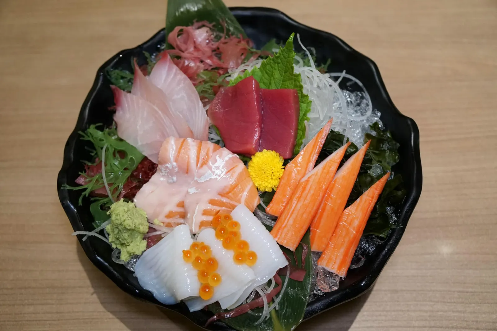Highlight Sashimi (700++) ไฮไลท์ซาชิมิ ด้วยความที่อยากทานปลาดิบเลยลองสั่งเมนูไฮไลท์ซาชิมิซึ่งรวมเอาหลายเมนูมาไว้ในจานเดียว มีทั้ง Ika หรือปลาหมึกสดๆ เสิร์ฟมาพร้อมไข่ปลาแซลมอน เนื้อหมึกเหนียวหนึบ ไม่มีกลิ่นคาว (13/20) เนื้อส่วนหลังของปลาทูน่าหรือ Hon Maguro Akami ที่ยังคงความสดได้ดี (12/20) ปลาหางเหลืองหรือ Hamachi เเล่มาหนามากไปบ้างทำให้ต้องเคี้ยวค่อนข้างนาน (11/20) ปูอัดหรือ Kani Kamaboko รสชาติมาตรฐาน (10/20) และส่วนท้องของปลา Salmon ที่ค่อนข้างติดมันมากไปนิด (10/20)