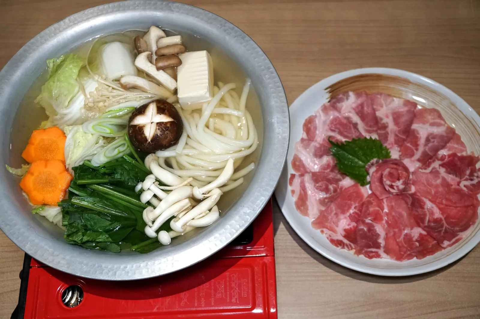 Buta Shabu Shabu (600++) เนื้อหมู ชาบู ชาบู หนึ่งในเมนูที่ดูคุ้มค่าที่สุดในวันนี้ขอยกให้ชาบูหม้อโตที่ตั้งราคาไว้เพียง 600 บาท ภายในให้เครื่องมาครบทั้งเส้นอูด้ง เส้นบุกญี่ปุ่น เต้าหู้ญี่ปุ่น ผักและเห็ดนานาชนิด จุ่มเนื้อหมูลงไป แกว่งจนสุก ทานกับน้ำจิ้มงารสกลมกล่อมหรือซอสพอนซึรสเปรี้ยว รสชาติไม่หวือหวาเพราะทางร้านใช้หมูไทยธรรมดา เเนะนำให้ทานปิดท้ายจานอื่นๆ รับรองว่าอิ่มเเน่นอน (12/20)