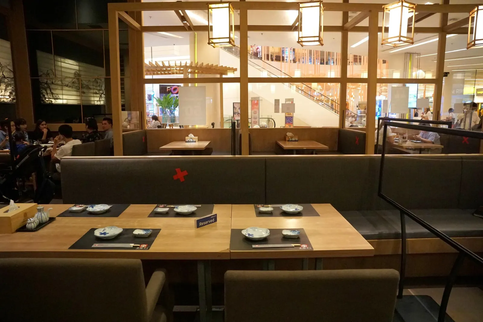 ร้าน Honmono Sushi เป็นร้านอาหารญี่ปุ่นของเชฟบุญธรรม ภาคโพธิ์ เชฟกระทะเหล็กอาหารญี่ปุ่นจากรายการ Iron Chef Thailand