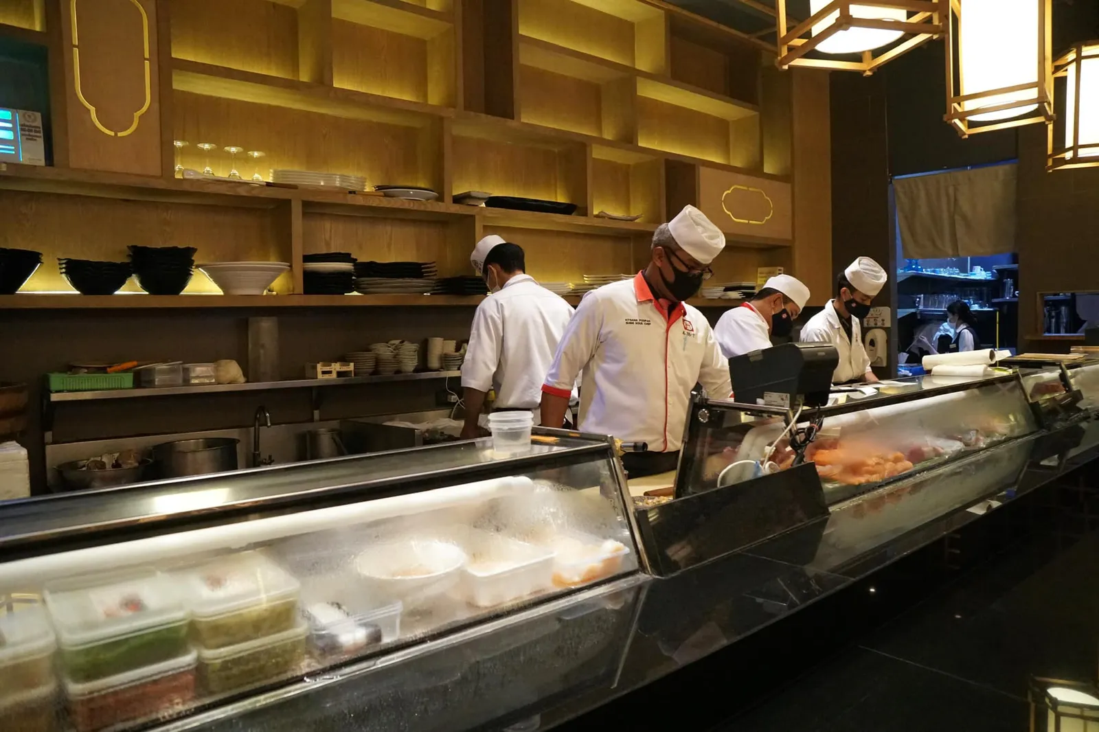 ภายในปรับ Setting ออกมาในรูปแบบกึ่ง Casual Dining มากกว่าที่จะเป็นร้านระดับ Fine Dining เต็มรูปแบบ