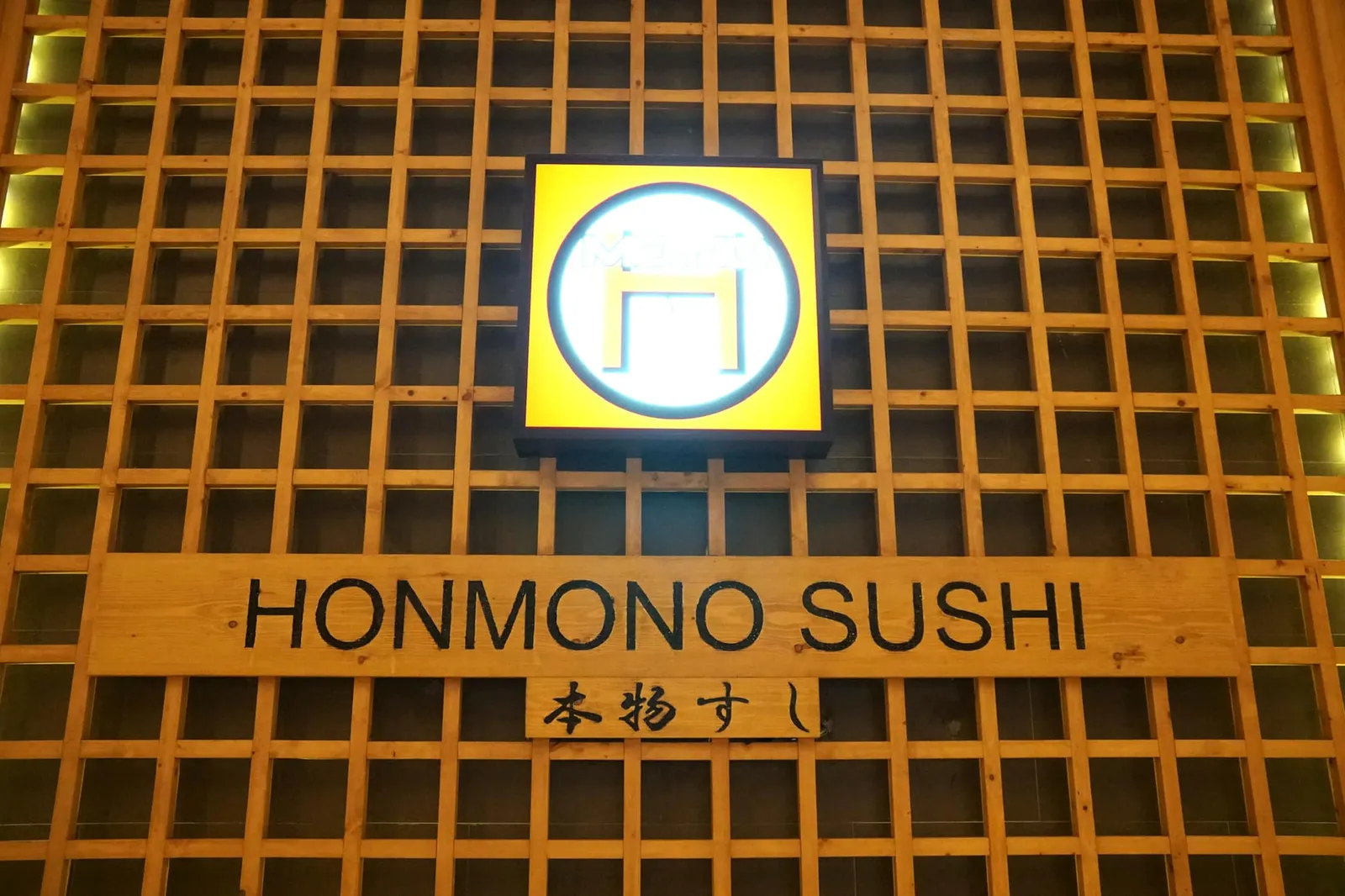 กล่าวโดยสรุป Honmono Sushi เป็นร้านอาหารญี่ปุ่นคุณภาพดีเทียบเคียงได้กับภัตตาคารของโรงแรมชั้นนำในกรุงเทพ ด้วยราคาที่ค่อนข้างสูงทำให้เกิดข้อกังขาในเรื่องของความคุ้มค่าอยู่บ้าง เเต่เพราะตำเเหน่งของร้านที่มักตั้งอยู่ในห้างสรรพสินค้าทำให้ง่ายต่อการเดินทางเเละสามารถเข้าถึงลูกค้าได้ทุกกลุ่ม