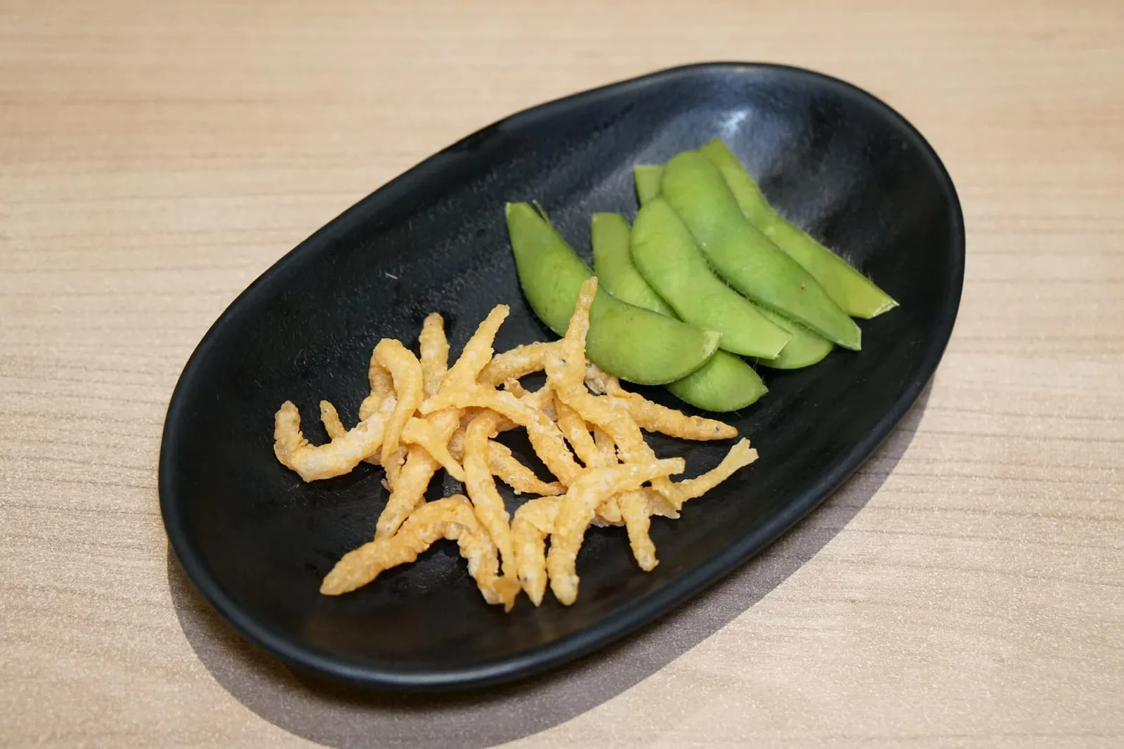 Shirauo Karaage & Edamame (Complimentary) ปลาเงินทอดกรอบและถั่วแระญี่ปุ่น ก่อนเข้าสู่มื้ออาหารหลักพนักงานจะนำเสิร์ฟปลาเงินทอดกรอบเเละถั่วเเระญี่ปุ่น ปลาเงินม่อัตราส่วนเเป้งเยอะไปบ่าง เเต่ทางร้านก็ทอดออกมากรอบ ไม่อมน้ำมัน สีสันดูน่าทาน ส่วนถั่วเเระก็ดีงามตามท้องเรื่อง (12/20)