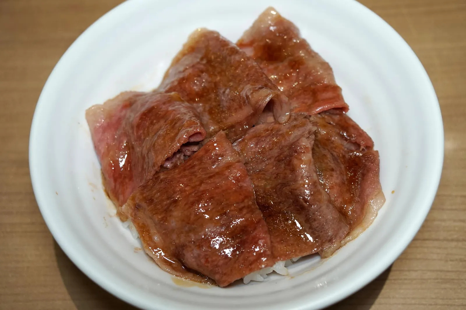 Matsuzaka Don (100g) (1,800++) ข้าวหน้าเนื้อมัตสึซากะสไลด์ จานที่ดีที่สุดในวันนี้ขอยกให้ด้งหรือข้าวหน้าที่ใช้เนื้อวัวมัตสึซากะสไลด์บางๆย่างมากึ่งสุกกึ่งดิบส่งกลิ่นหอมเย้ายวนใจ เนื้อวัวนุ่ม ละลายในปาก เสิร์ฟมาบนข้าวญี่ปุ่นปริมาณมากพอสมควร ราคาอาจสูงไปสักหน่อย เเต่ด้วยคุณภาพวัตถุดิบถือว่าพอรับได้ (14/20)