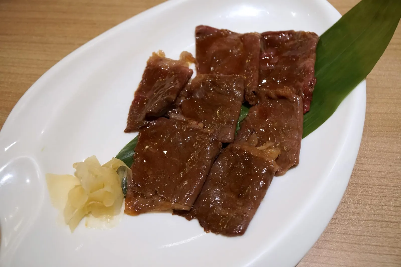Australian Teriyaki (100g) (550++) เนื้อออสเตรเลียสไลด์ย่างซีอิ๊ว เนื้อวัวออสเตรเลียสไลด์บางๆ ราดด้วยซอสเทอริยากิเเบบญี่ปุ่น เนื้อวัวถือว่าทำออกมาได้ดีนุ่มในสไตล์ของเนื้อวัวออสเตรเลีย (ไม่ได้นุ่มละลายเหมือนเนื้อวากิว) อย่างไรก็ตามอาจด้วยอากาศในร้านที่ค่อนข้างเย็นทำให้ตอนที่ยกมาเสิร์ฟตัวซอสอุณหภูมิค่อนข้างเย็นไปนิดทำให้ลดทอนความอร่อยของตัวลงไปบ้าง (13/20)