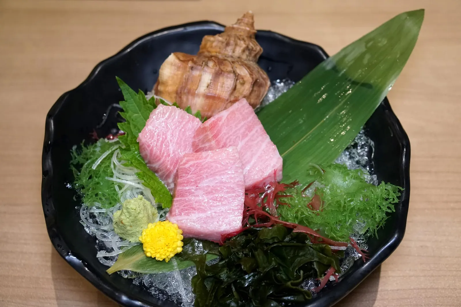 Otoro Sashimi (1,350++) โอโทโร่ ส่วนท้องของปลาทูน่า (มันมาก) วันนี้เราเลือกทานโอโทโร่ ซาชิมิส่วนท้องของปลาทูน่าบลูฟินที่มีอัตราส่วนไขมันมากที่สุดเสิร์ฟมาบนสาหร่ายญี่ปุ่นเเละวาซาบิ หากมองเผินๆด้วยตาเปล่าจะเห็นว่าชิ้นปลามีความหนามากไปทำให้ตอนเคี้ยวใช้เวลานานโดยเฉพาะส่วนโอโทโร่ที่มีมันมากทำให้เกิดความมัน-เลี่ยนได้ง่าย นอกจากนี้เรายังคงสัมผัสได้ถึงกลิ่นคาวปลาที่ยังคงมีติดอยู่ในตรงช่วงปลายก่อนกลืน แม้ว่าเนื้อปลาจะยังคงสด เเต่เทียบกับราคาเเล้วทางร้านน่าจะมีความเป๊ะมากกว่านี้ (11/20)