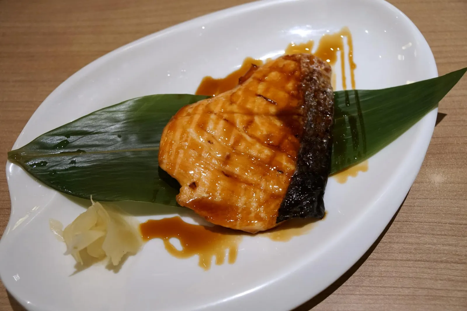 Salmon Teri Yaki (300++) ปลาแซลมอนย่างซีอิ๊ว ถัดมาคือปลาเเซลมอนที่ทานเเล้วก็ทราบได้ทันทีว่าเป็น Farmed salmon ย่างมาสุกพอดี เนื้อปลานุ่มใช้ได้ ไม่แห้ง ราดด้วยซอสเทอริยากิรสชาติกลมกล่อม หวานนำตามด้วยรสเค็มนิดๆ โดยรวมถือว่ารับได้ (12/20)