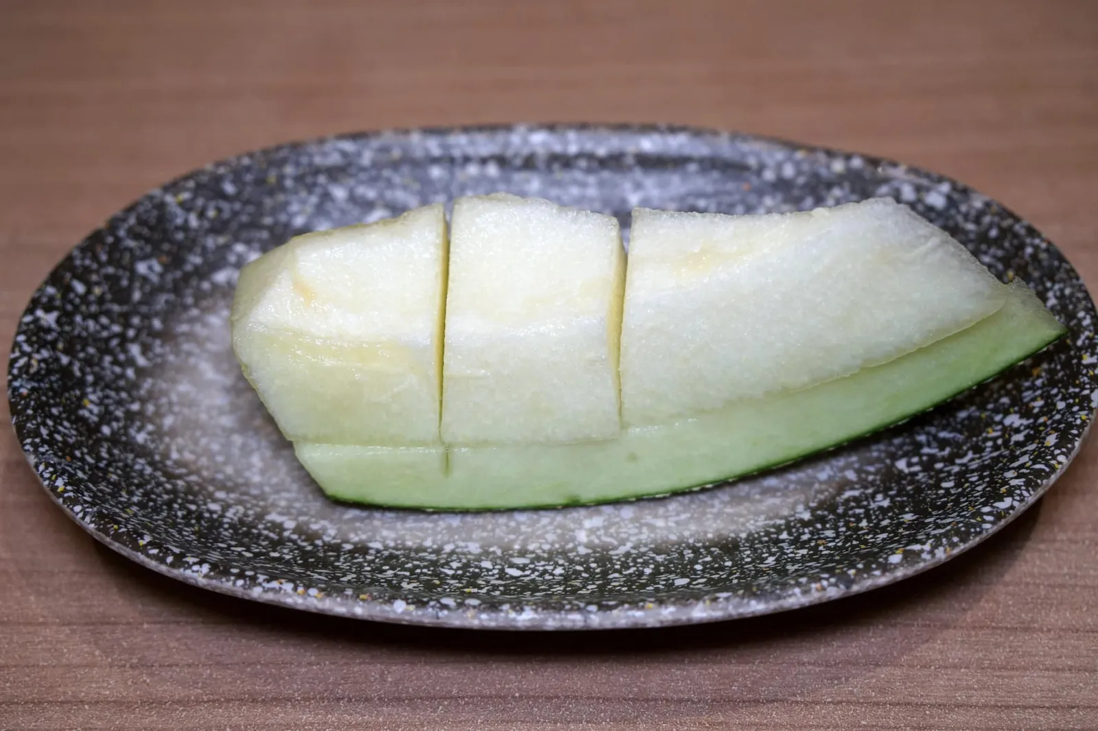 Melon (Complimentary) เมล่อนญี่ปุ่น ปิดท้ายด้วยเมลอนนำเข้าจากญี่ปุ่นที่ทางร้านมอบให้ฟรีคนละชิ้น เมลอนสดๆ หอมๆ ช่วยล้างปากอาหารคาวทั้งหมดได้เป็นอย่างดี (11/20)