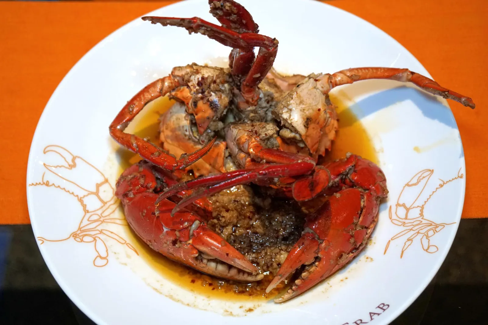Garlic Chilli “Kilo Crab” (Above 1 kg) (3,200++) เริ่มต้นด้วยสุดยอดเมนู Signature Dish ของร้าน Ministry of Crab เป็นจานที่ใช้ Sri Lankan Mud Crab หรือปูดำไซซ์ยักษ์เป็นๆ ! นำเข้าจากประเทศศรีลังมาใช้เป็นวัตถุดิบหลัก … วันนี้เราเลือกปูยักษ์ Kilo Crab ขนาดเกิน 1 กิโลกรัมซึ่งจะมีเนื้อให้ทานค่อนข้างเยอะ (ขนาดว่าข้อปล้องที่ขาและก้ามทุกชิ้นมีเนื้อให้ทานทั้งหมด) เชฟจะหั่นปูออกเป็นชิ้นๆ จากนั้นนำไปเทลงในกระทะ ใส่น้ำมันมะกอกนำเข้าจากประเทศอิตาลี ซอยซอสจากประเทศญี่ปุ่น กระเทียม พริกแห้งศรีลังกา และเครื่องเทศต่างๆลงไป จากนั้นปิดฝาเพื่ออบปูจนสุกแล้วจึงนำเสิร์ฟ (14/20)