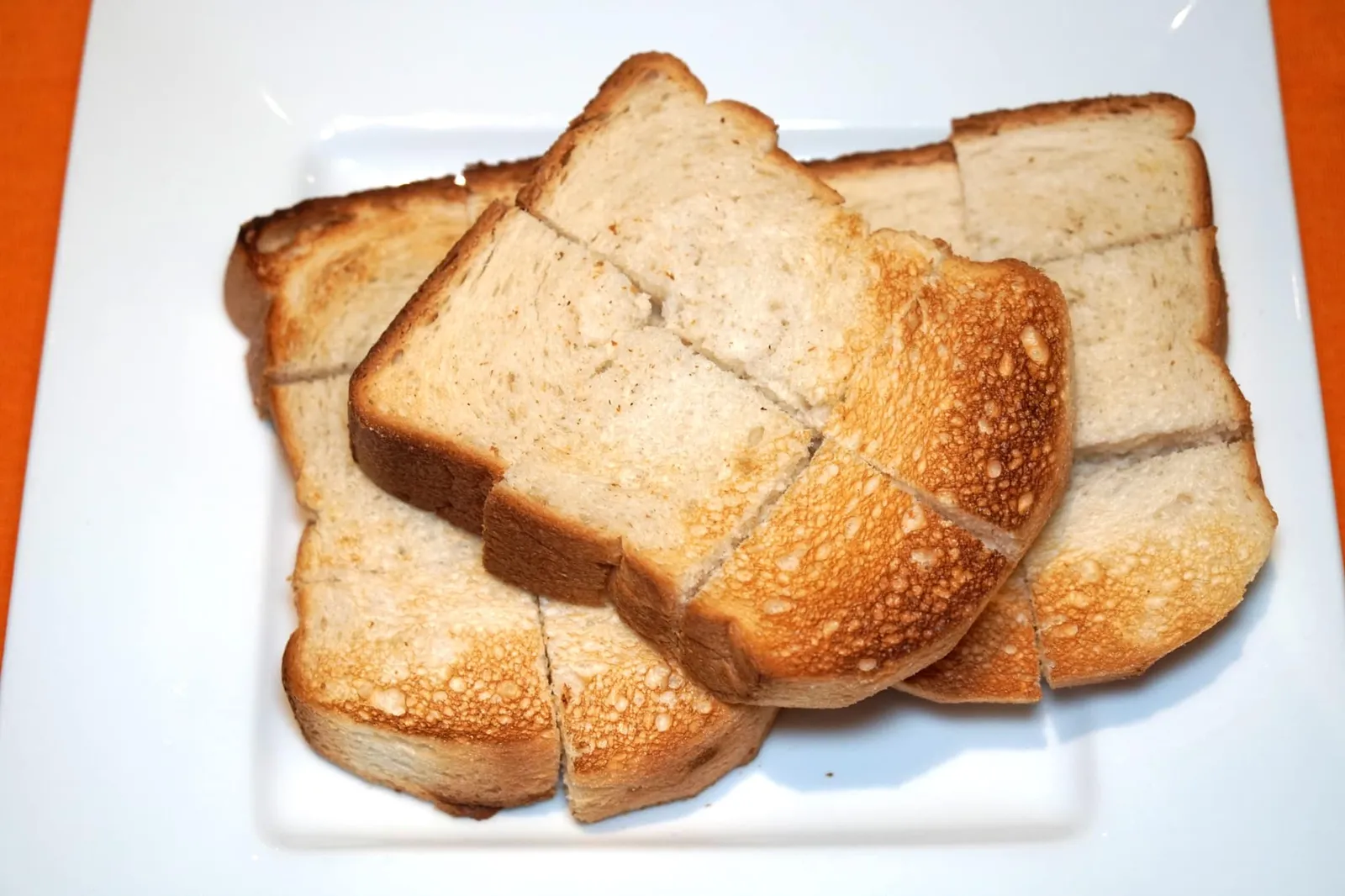 Kade Bread (100++) ขอแนะนำให้สั่ง Kade Bread ขนมปังกรอบเสิร์ฟมาจำนวนถึง 3 แผ่น แนะนำให้เลือกจิ้มลงไปในซอสต่างๆที่ให้มาด้วยเพื่อตัดเนื้อสัมผัสกันกับเนื้อปู