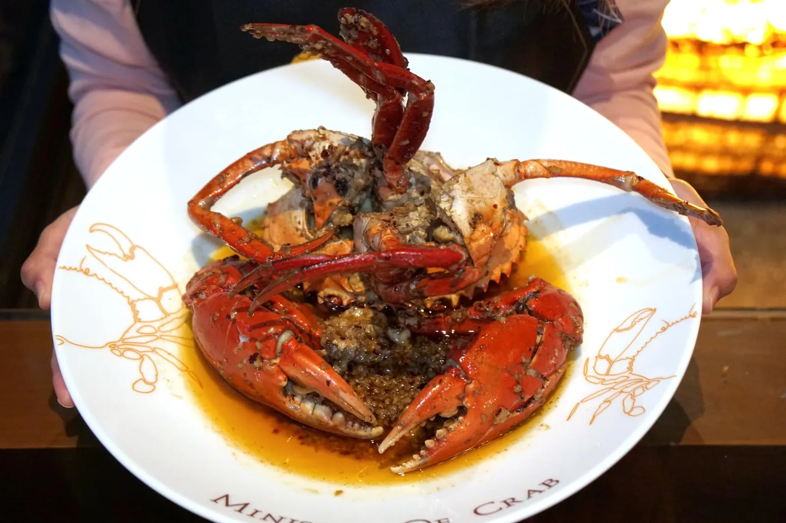 Garlic Chilli “Kilo Crab” (Above 1 kg) (3,200++) จานนี้แต่เดิมเชฟได้นำเอกลักษณ์ของอาหารเมดิเตอเรเนียนและญี่ปุ่นมาผสมผสานกับคสามเป็นศรีลังกาได้อย่างลงตัว ด้วยความที่ใช้ปูดำศรีลังกาเป็นๆทำให้รับประกันรสชาติและความนุ่ม แน่น ของเนื้อปู ส่วนน้ำซอสจะมีความหอมมันของน้ำมันมะกอก ผสมกันกลิ่นเฉพาะตัวของกระเทียมและพริกแห้งศรีลังกา ก่อนทานให้ตักน้ำราดเข้าที่เนื้อปู รับรองว่าฟินสุดๆ (14/20)