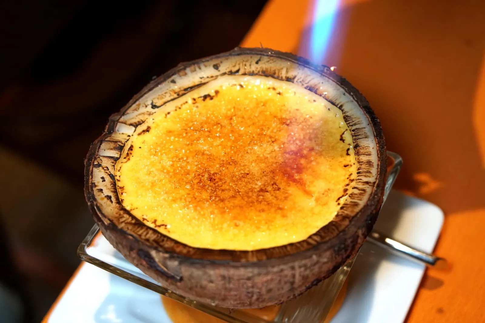 Coconut Creme Brulee (250++) อย่าลืมเหลือท้องเอาไว้เผื่อทานเมนูขนมหวานหนึ่งเดียวของทางร้านคือแครมบรูว์เลมะพร้าว ด้านบนโรยน้ำตาลมาโดยเชฟจะมาทอร์ชไฟกันสดๆต่อหน้าลูกค้าบนโต๊ะ (13/20)