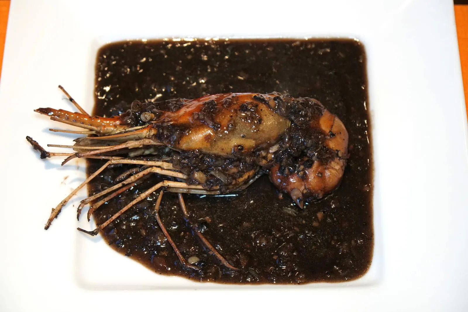 Pepper “Big Prawn” (150-200 g) (500++) เชฟนำพริกไทยดำที่บดละเอียดด้วยมือโดยเครื่องบดที่มีชื่อว่า Miris Gala ซึ่งเป็นเป็นหินทรงกระบอกม้วนไปมาเพื่อทับให้เครื่องเทศแตกละเอียด) มาผสมกันกับพริกไทยดำสดๆ และน้ำ Pepper stock ใส่กุ้งลงไปในกระทะแล้วปิดฝาอบจนสุก ตอนทานจะสัมผัสได้ถึงเนื้อสัมผัสที่หลากหลายไม่เท่ากันของพริกไทยดำ พร้อมกับกลิ่นอโรมาความหอมเข้ากันได้ดีกับเนื้อกุ้งแน่นๆ อย่าลืมใช้มีดและช้อนงัดส่วนมันกุ้งออกมาผสมกันด้วย อร่อยสมกับเป็นซอสยอดนิยมเลยล่ะ (13/20)