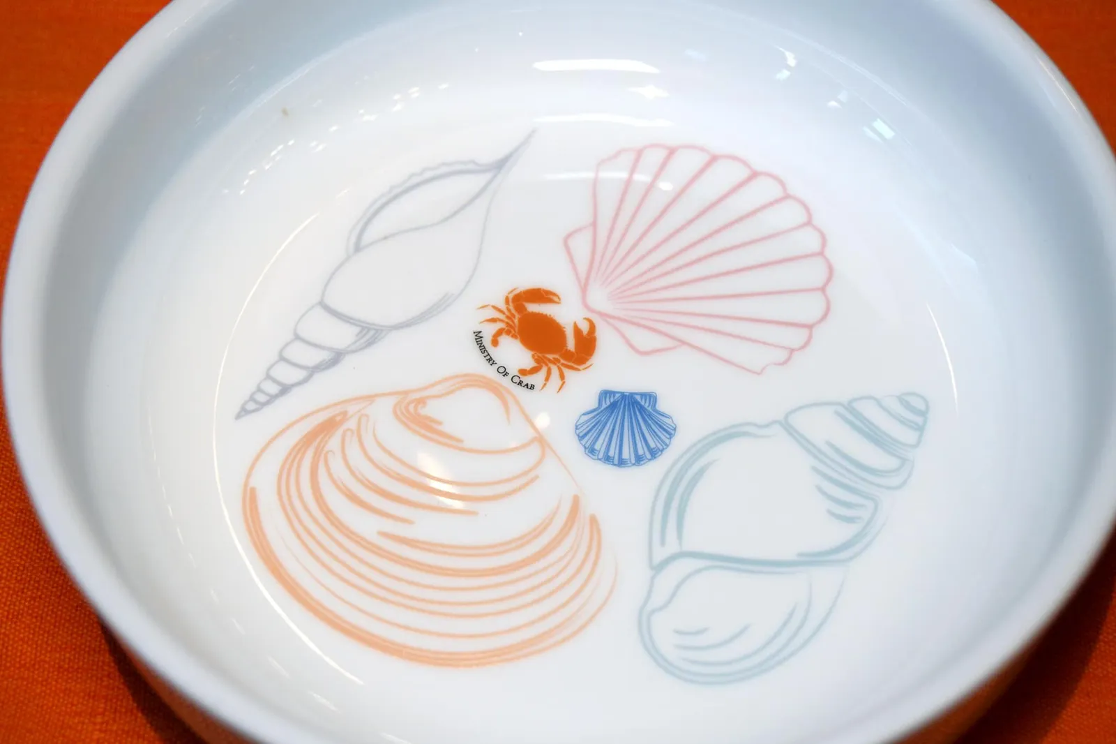กระทั่งจานใส่เปลือกปูและกุ้งยังสั่งทำเป็นลวดลายของทางร้าน