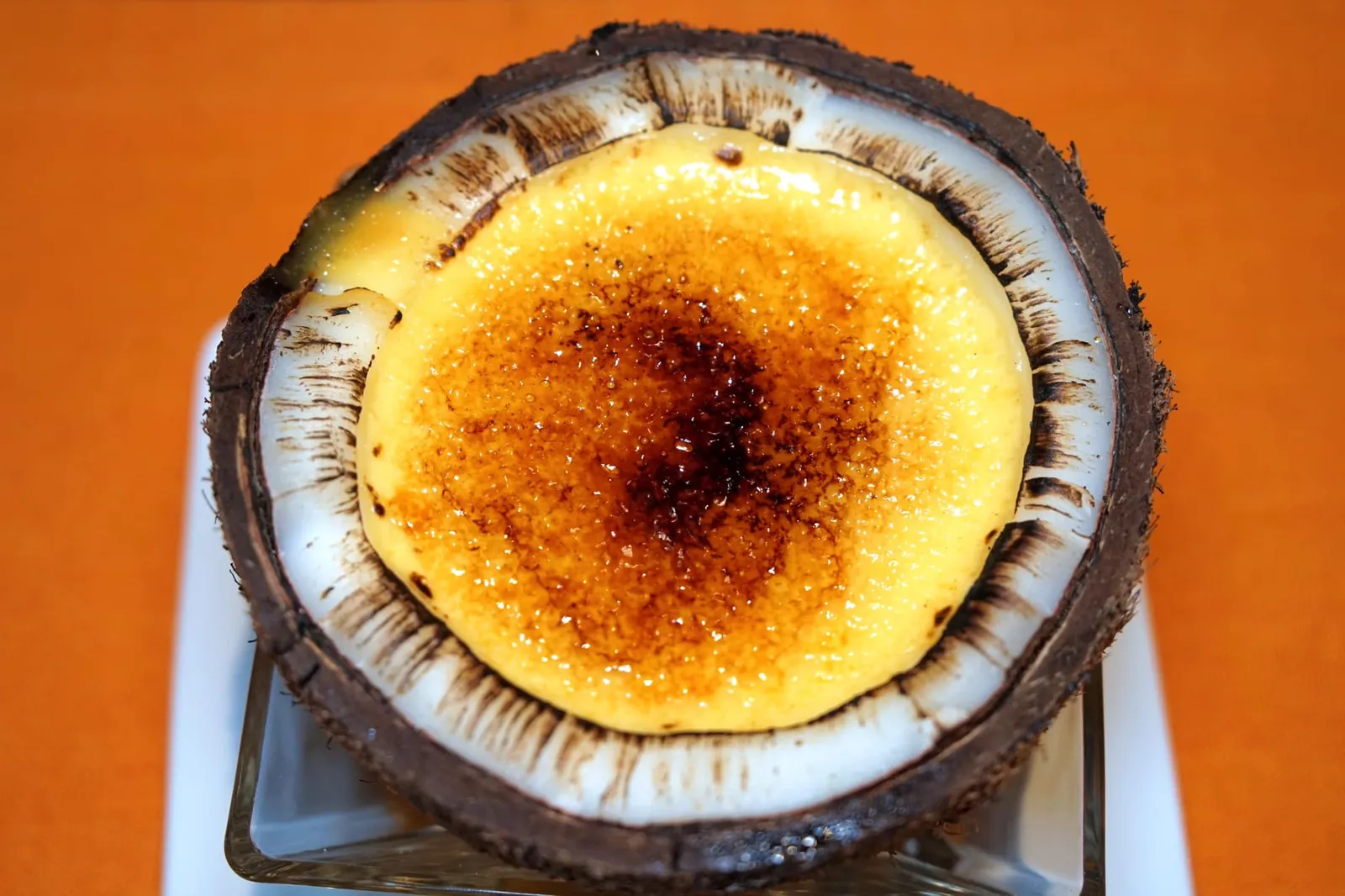 Coconut Creme Brulee (250++) เนื้อด้านล่างเป็นคัสตาร์ดนุ่มๆ ให้รสหวานที่พอเหมาะ ทั้งยังมีกลิ่นหอมของมะพร้าวบ้านเรา เลเยอร์ด้านบนเป็นน้ำตาลที่ผ่านการทอร์ชจนเกิดการคาราเมลไลเซชั่นเป็นเลเยอร์กรอบๆบางๆมีรสขมเบาๆเป็นอาฟเตอร์เทสตามมา ใครไม่สั่งถือว่าพลาดเลยล่ะ (13/20)