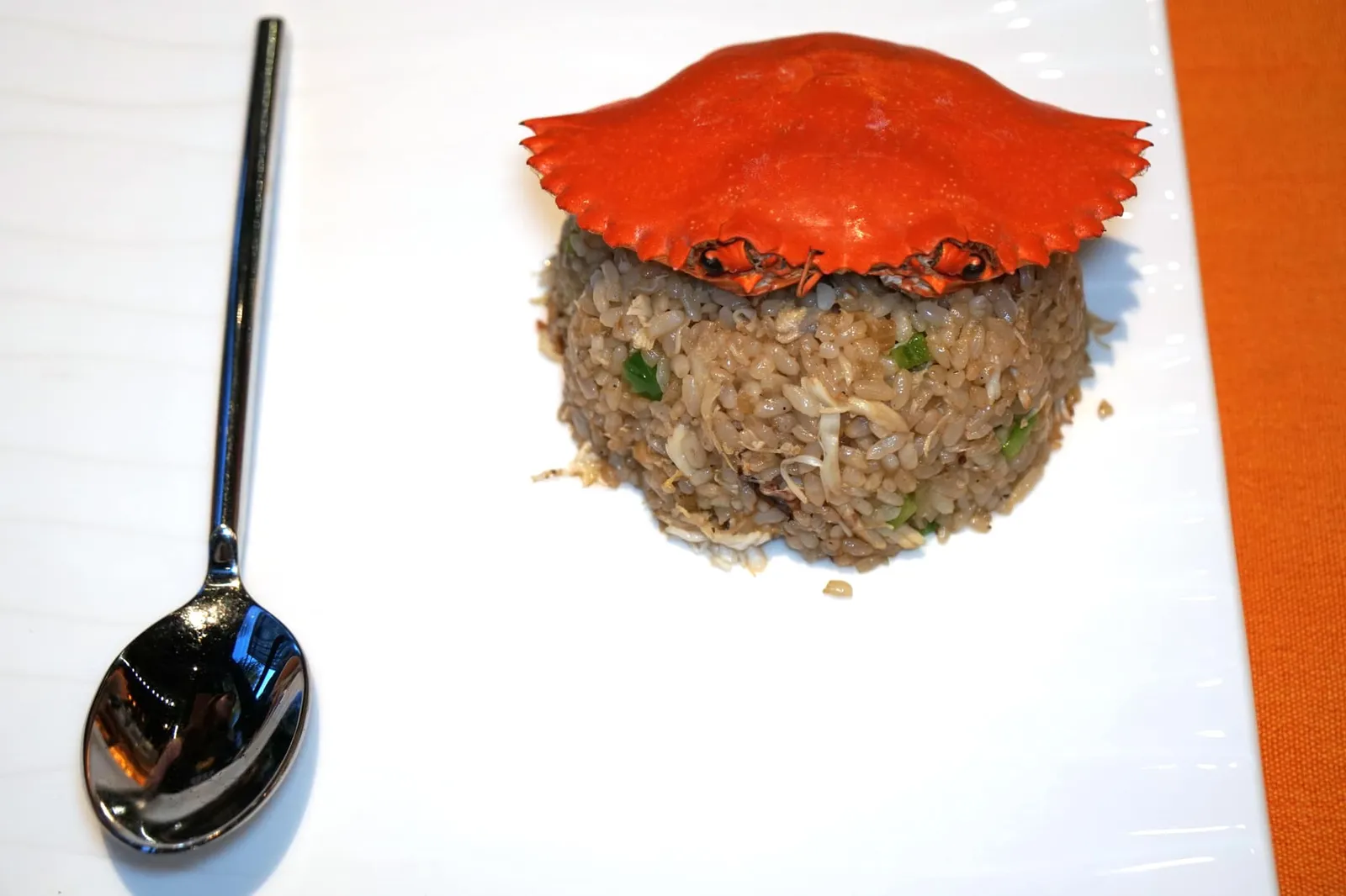 Kani Chahan (Japanese Style Crab Fried Rice) (380++) สุดท้ายคือเมนูข้าวผัดปูสูตรพิเศษที่เชฟได้รับแรงบันดาลใจมาจากประเทศญี่ปุ่น ข้าวผัดมีความหอม มัน แต่ไม่ได้แห้งร่วนแบบจีน ทั้งยังมีกลิ่นเครื่องเทศเฉพาะตัวที่ไม่แรงจนเกินไป เนื้อปูสด หวาน เสิร์ฟมาใต้กระดองปูเพื่อให้ดูน่าทานมากยิ่งขึ้น (13/20)