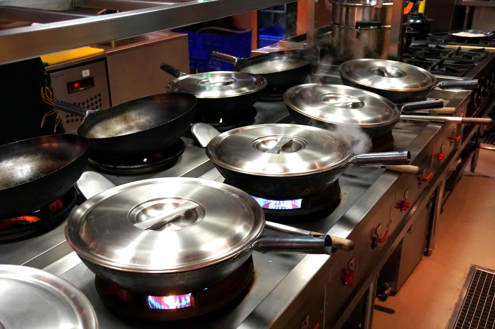 ห้องครัวถูกออกแบบให้เป็น Open Kitchen กินพื้นที่กว่า 40% ของห้องทานอาหารหลัก