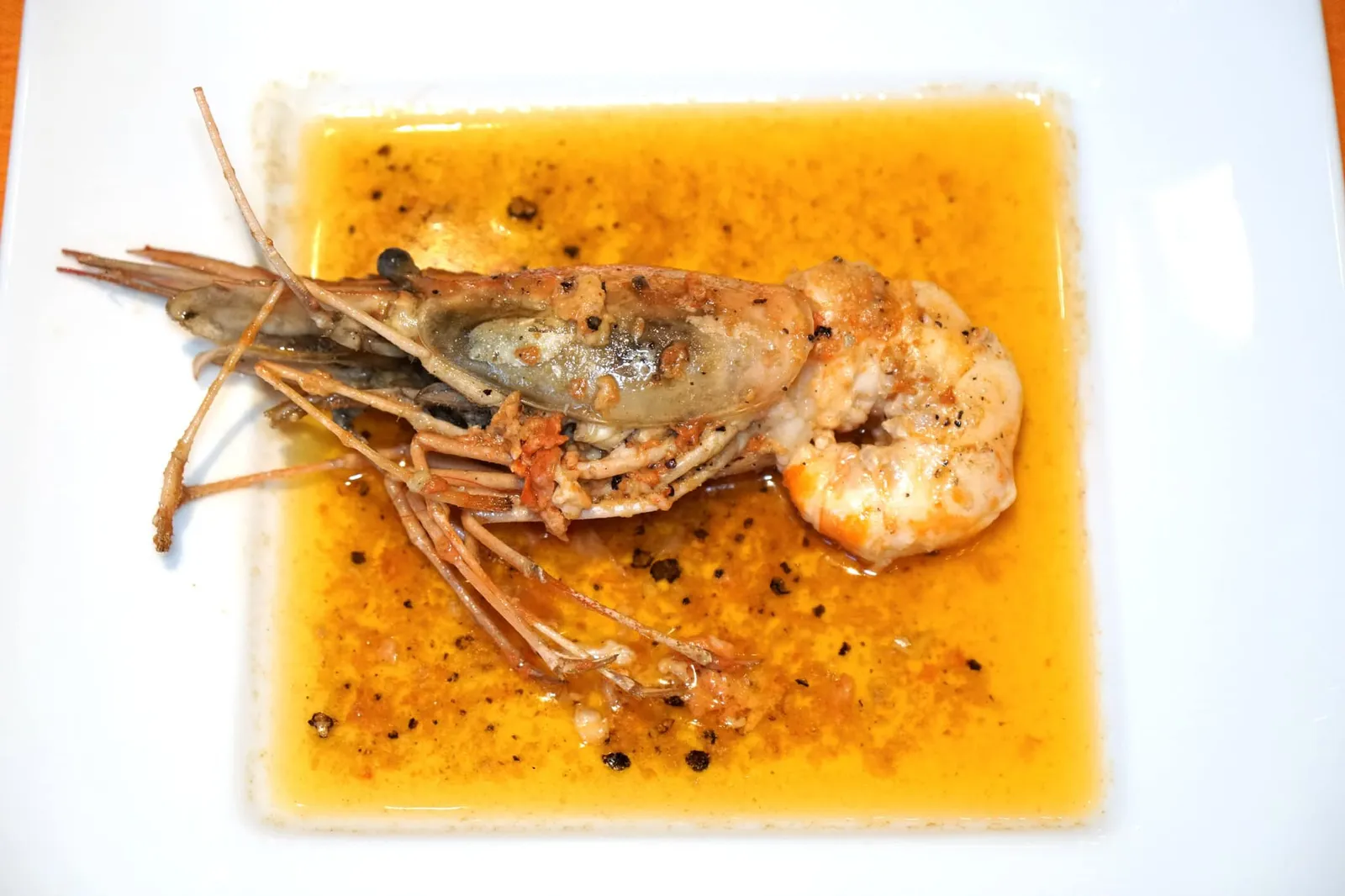 Butter “Big Prawn” (150-200 g) (500++) อีกจานหนึ่งเราเลือกที่จะนำกุ้ง Big Prawn ไปอบกับเนยจนสุก เนื้อกุ้งแน่นๆถูกเสริมด้วยความมันและกลิ่นหอมของเนย เช่นกันอย่าลืมแคะมันจากหัวกุ้งออกมาผสมด้วย จานนี้เป็นจานที่เราคิดว่ามีความ Universal มากๆ ทุกคนต้องชอบ ทั้งยังเป็นจานโปรดของเชฟ Kumar อีกด้วย แอบกระซอบว่าอร่อยจนเราต้องนำขนมปัง Kade มาขูดซอสในจานทานจนเกลี้ยงเลยล่ะ (15/20)