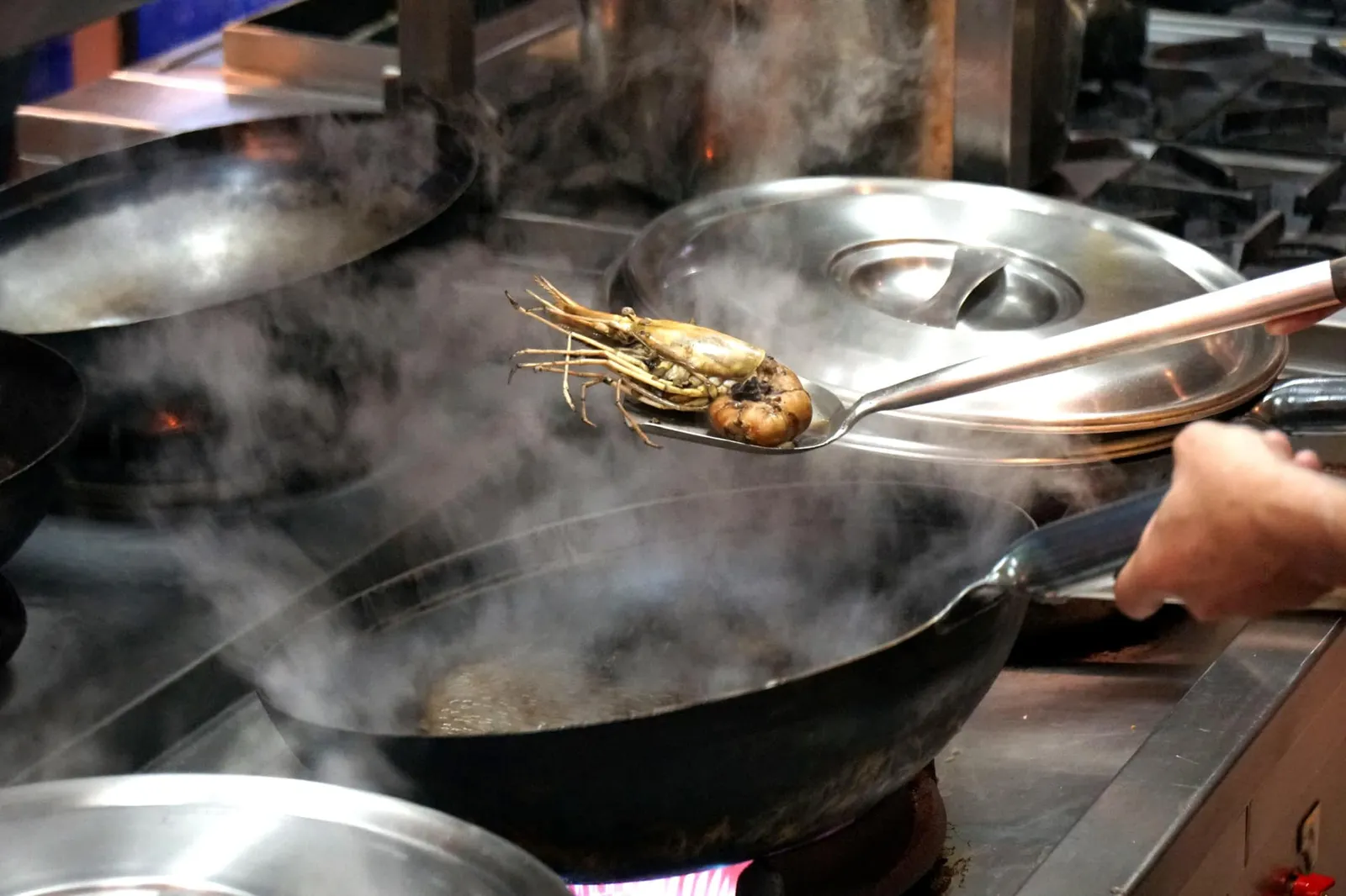 Pepper “Big Prawn” (150-200 g) (500++) ถัดมาคือเมนูกุ้งที่ทางร้านมักนำเข้ามาจากประเทศเพื่อนบ้านโดยขนาดที่เราเลือกทานในวันนี้คือ Big Prawn ซึ่งมีราคาย่อมเยา จานแรกนำไปผัดกับพริกไทยดำซึ่งเป็นเครื่องเทศที่ถูกยกย่องให้เป็น King of Spice ของประเทศศรีลังกาสังเกตได้จากแกงสูตรดั้งเดิมต่างๆของศรีลังกาจะมักมีสีดำเพราะพริกสีแดงหาไม่ได้ทั่วไปจากแถบนั้น (13/20)
