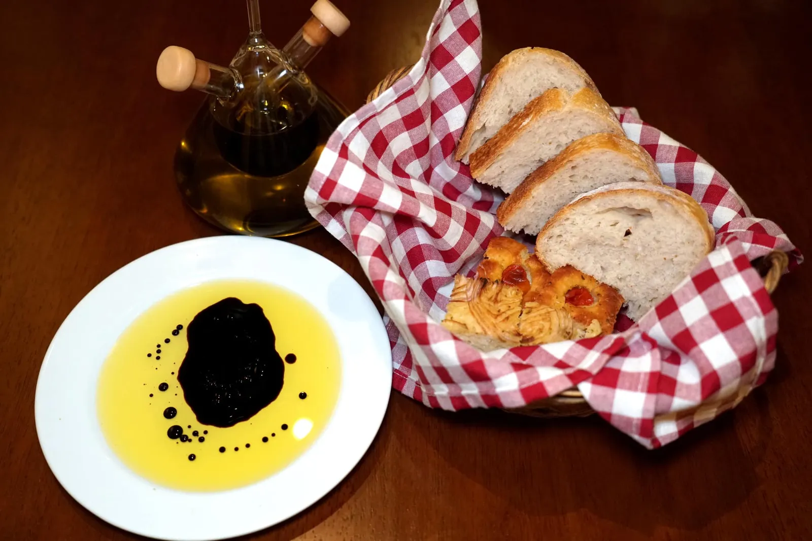 Italian Bread with Extravirgin Olive Oil and Balsamic Vinegar นอกจากนี้ยังมีขนมปังหลายชนิดซึ่งขอเติมได้เรื่อย ๆ เสิร์ฟมาคู่กับน้ำมันมะกอกเอ็กซ์ตร้าเวอร์จิ้นและบัลซามิคคุณภาพสูงของขึ้นชื่อจากเมือง Modena