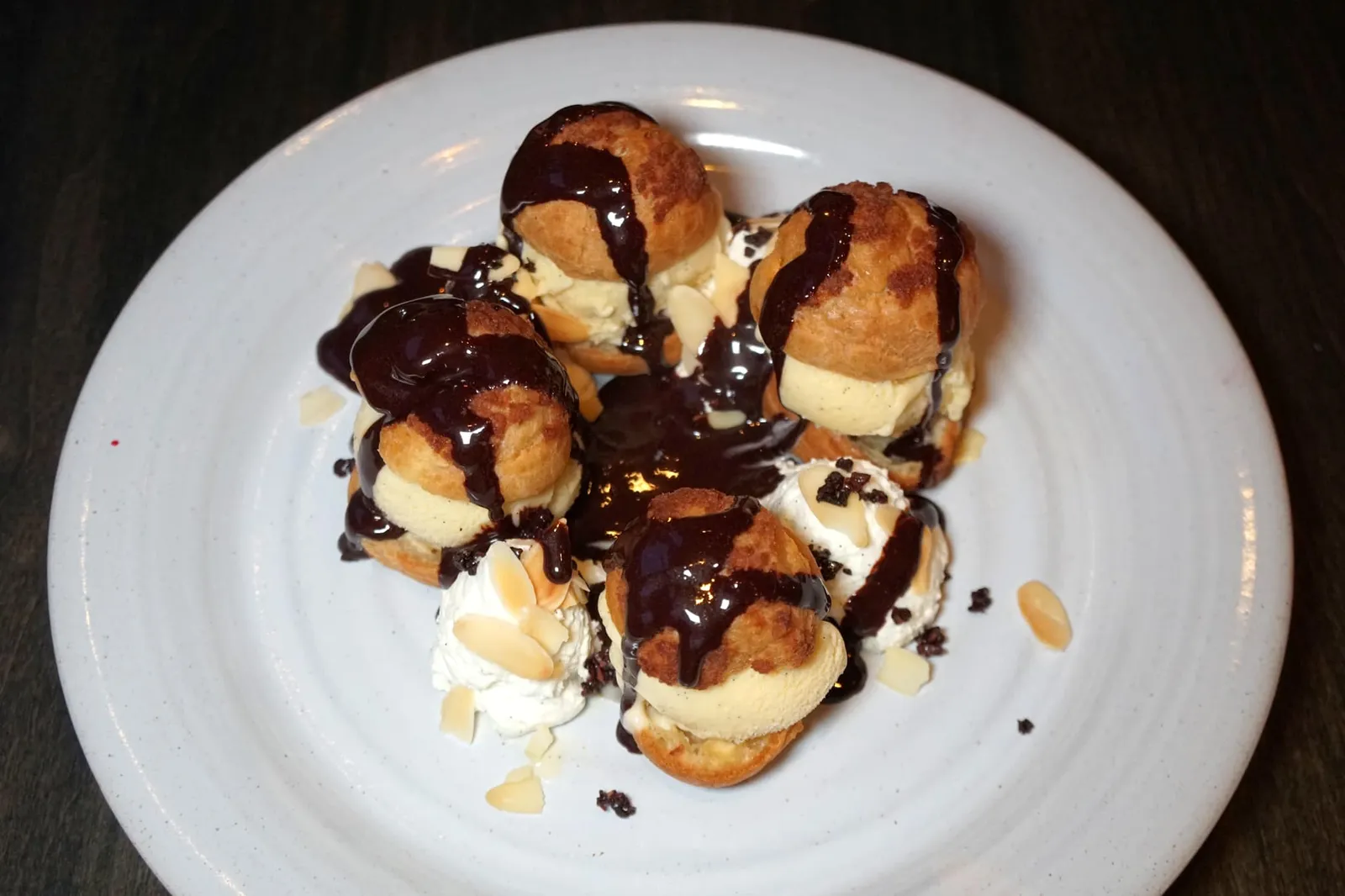 PROFITEROLES (280++) French Choux / Vanilla Ice Cream / Chocolate Sauce / Chantilly / Almonds “โพรฟิตเทอโรล” เป็นแป้งชูกสไตล์ฝรั่งเศสประกบกับไอศกรีมวานิลลาตรงกลาง จากนั้นราดด้วยซอสช็อคโกแลตลงไปทั่ว ๆ กับถั่วอัลมอนต์กรอบ (12/20)