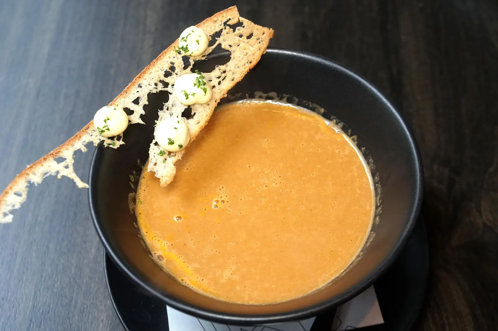 LOBSTER BISQUE (320++) Maine Lobster Head / Saffron Rouille / Crouton / Parsley “ล็อบสเตอร์บิสก์” ที่นี่ทำบอดี้ของซุปค่อนข้างใสไปนิด กลิ่นหอมและความมันจากหัวกุ้งยังไม่ชัดเจนนัก ด้านบนเป็นครูตองกรอบทานคู่กัน (11/20)
