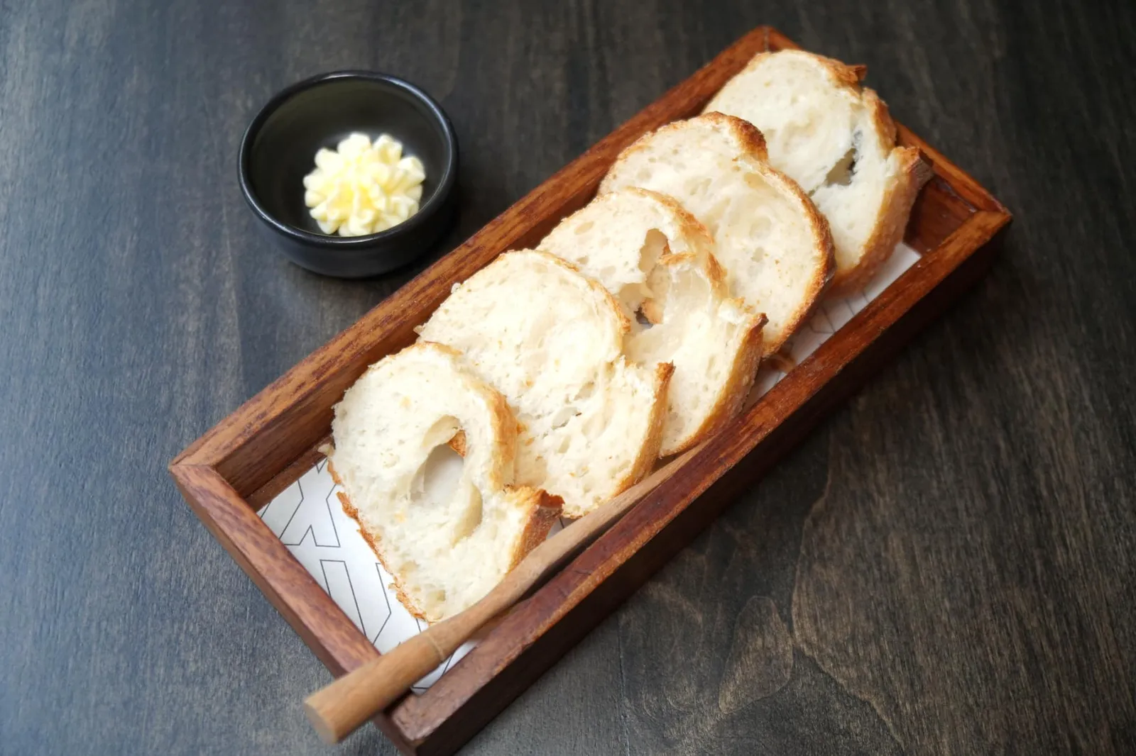 BREAD ขนมปังที่นี่ทำออกมาค่อนข้างกรอบเสิร์ฟมากับเนยจืด