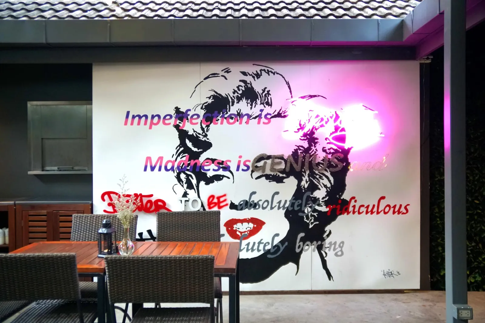 หรือจะออกไปนั่งรับลมบริเวณเอาท์ดอร์หลังร้านก็สะดวกสบายไม่แพ้กัน