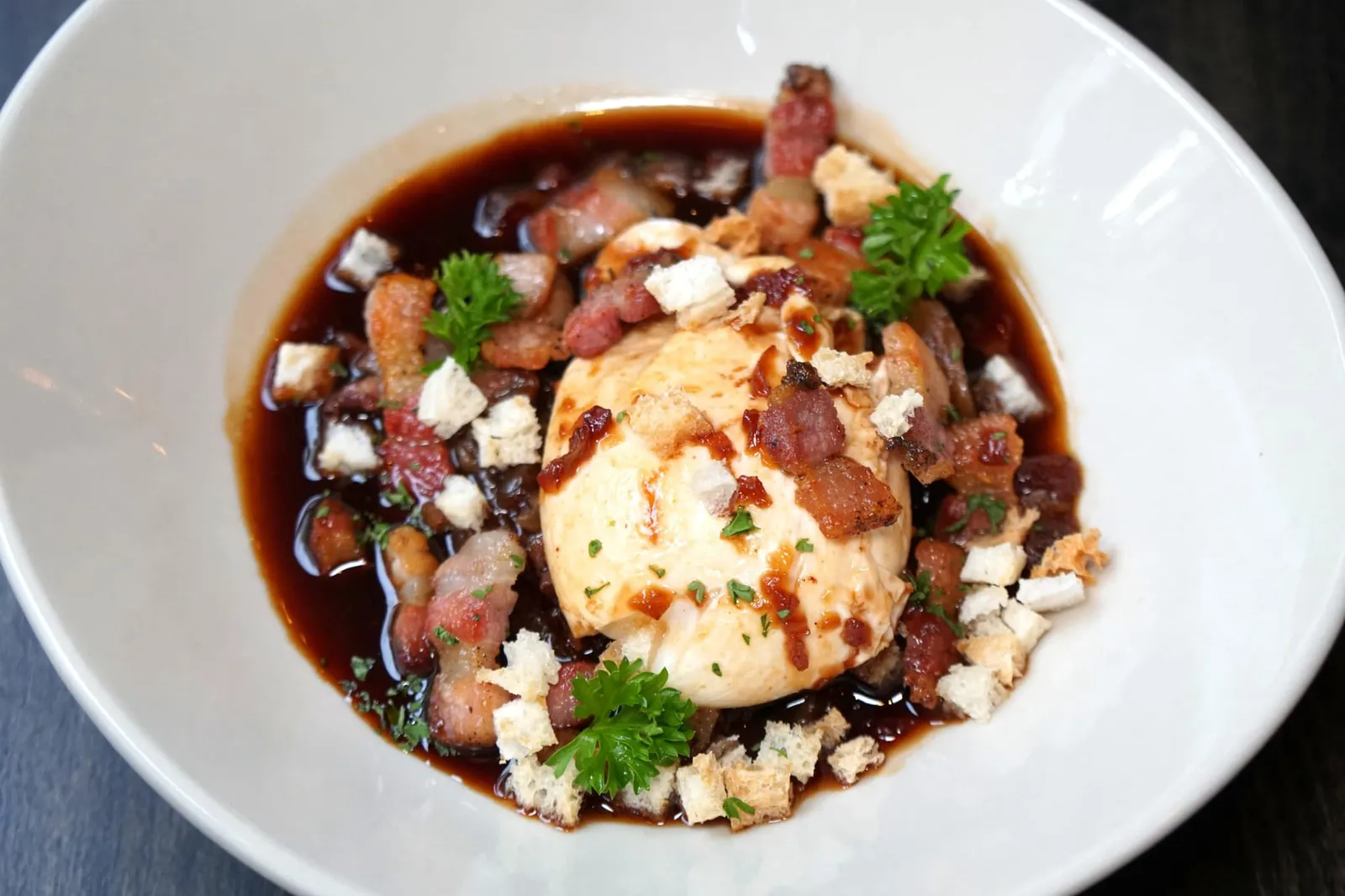 EGG MEURETTE (210++) Confit Onion / Pancetta / Croutons / Parsley / Red Wine Sauce “อูฟ มิวเร็ต” เป็นเมนูพื้นบ้านที่มีต้นกำเนิดมาจากแคว้น Burgundie ทั้งยังเป็นเมนูที่เราชื่นชอบมากตั้งแต่เชฟทำงานอยู่ที่ Brasserie Cordonnier วิธีการทำเริ่มจากการนำไข่ไป Poached จนได้ที่ เพียงใช้ช้อนตัดเบา ๆ ไข่แดงจะไหลเยิ้มออกมาจนกลายเป็นลาวา เสิร์ฟมากับหอมใหญ่ที่กงฟีและซอสไวน์แดงรสชาติเข้มข้น เราชอบที่เชฟใส่แพนเช็ตต้าลงมาช่วยเพิ่มรสเค็มบาลานซ์กับรสหวานของซอสได้ดีมาก ๆ ที่สำคัญราคาไม่สูง จานนี้ขอแนะนำว่าห้ามพลาด (12/20)