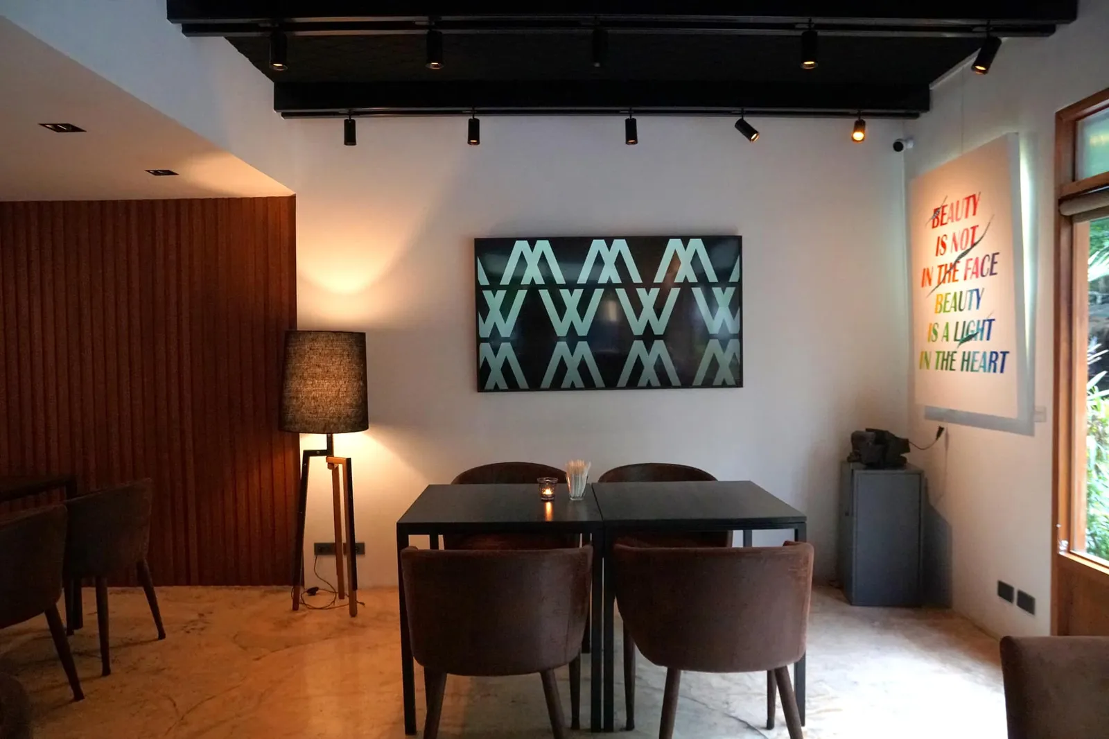 เชฟเจ้าของร้าน Clément Hernandez เป็นชาวฝรั่งเศสโดยกำเนิด หลังจากจบการศึกษาจาก Lycée Hotelier D'occitanie ในเมือง Toulouse เขาได้ฝึกงานในห้องอาหารชั้นนำอย่าง Relais de la Poste (2 Michelin Stars) และ The Waterside Inn (3 Michelin Stars) รวมถึงการทำงานเป็นเชฟในห้องอาหารระดับ Michelin Star อีกหลายแห่งเช่น L'Ortolan (1 Michelin Star), La Table de Franck Putelat (2 Michelin Stars) ส่วในประเทศไทยเชฟเคยร่วมงานกับห้องอาหาร J'AIME by Jean Michel Lorain (1 Michelin Star) และ Brasserie Cordonnier ก่อนที่จะตัดสินใจเปิดร้าน Workshop ขึ้นเป็นของตัวเองในที่สุด