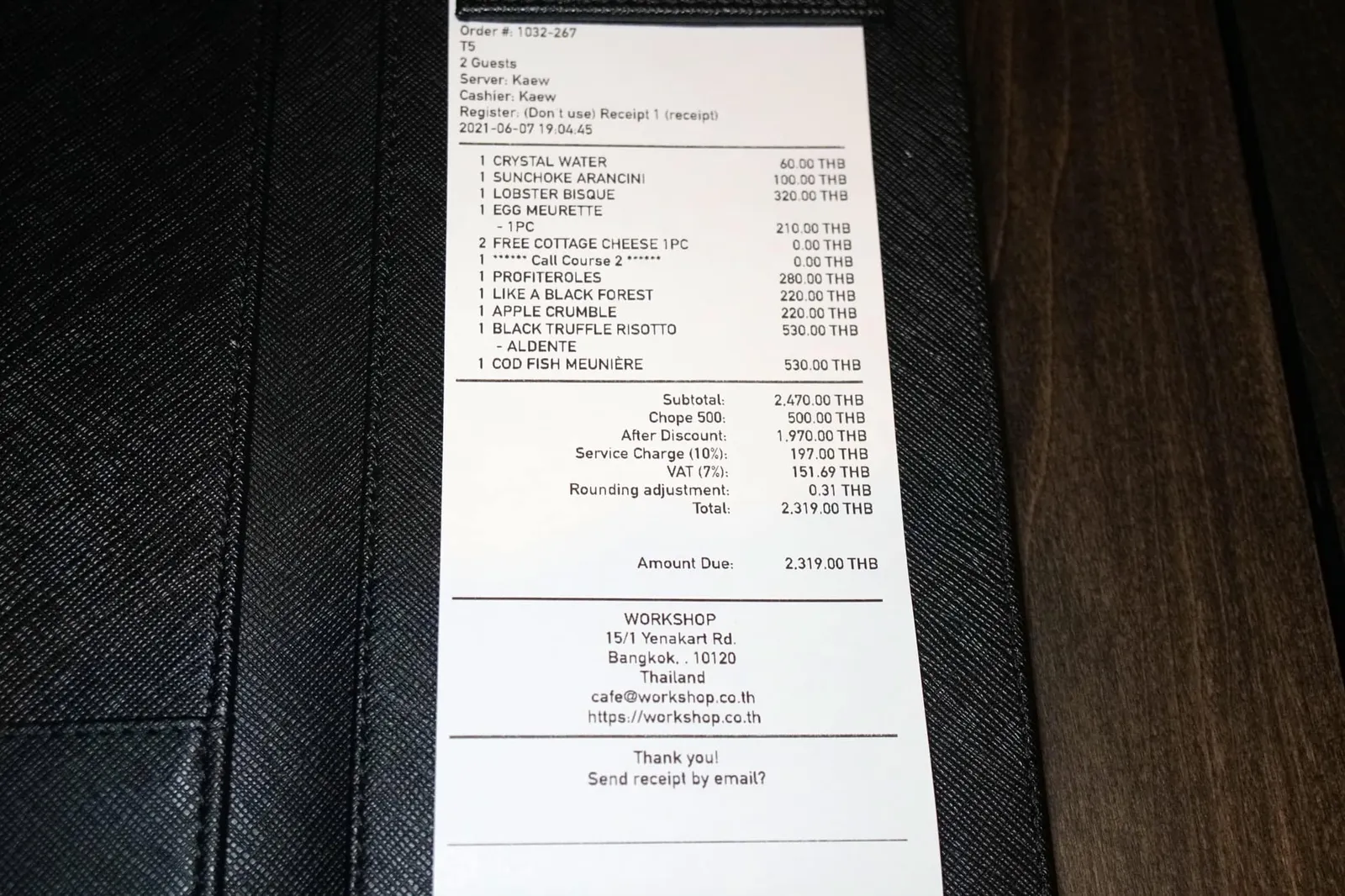 💰 ราคา 2,819 บาท ช่วงนี้ทางร้านมีโปรโมชั่นจองผ่านแอพลิเคชั่น Chope ลดราคาอาหาร 500 บาท *โดยต้องไม่ลืมใช้ดีลที่มีใน Chope ขณะจอง* (ดูเหมือนจะต้องกดผ่านเวปไซต์เท่านั้น เราลองกดในแอพลิเคชั่นจะหาวันที่การจองไม่ได้)