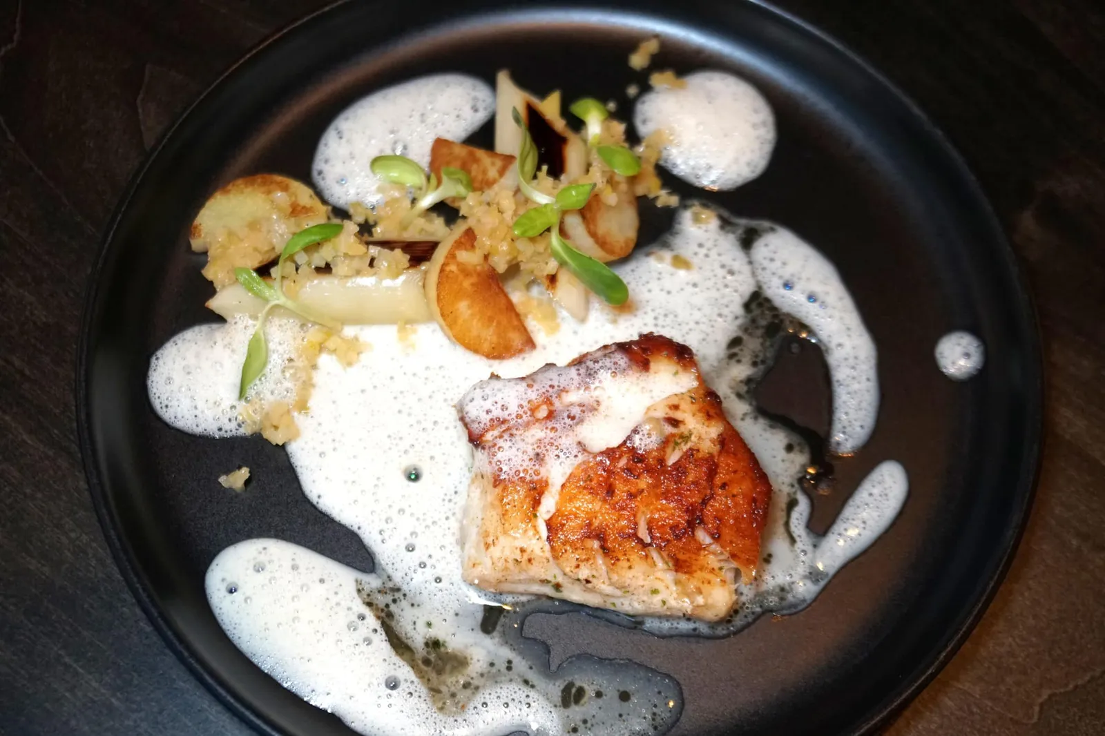 COD FISH MEUNIÈRE (530++) Brown Butter / Leek / Potato / Mussel Juice “ปลาค็อด” เสิร์ฟมาแบบ À La Meunèire กับซอสบราวน์บัตเตอร์หอมมัน เนื้อปลาสุกได้ที่กำลังดี ทานกับเครื่องเคียงคือมันฝรั่งและกระเทียมต้น (12/20)