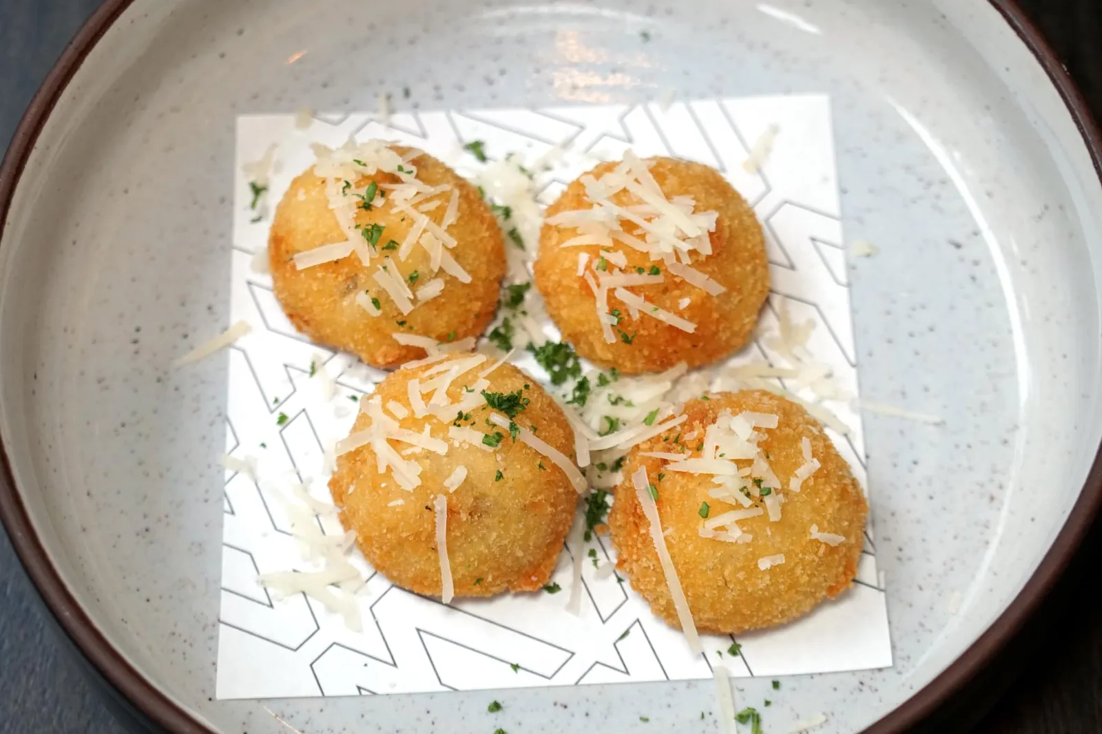 SUNCHOKE ARANCINI (100++) Sunchoke Puree / Truffle Oil / Parmesan ถัดมาคืออาหารทานเล่นอย่าง “อะรันชินี่” ข้าวรีซอตโต้ทอดกรอบ เสิร์ฟมาร้อน ๆ ด้านในมีพูเรแก่นตะวันและน้ำมันทรัฟเฟิล ทอปด้านบนด้วยพาเมซาน (12/20)